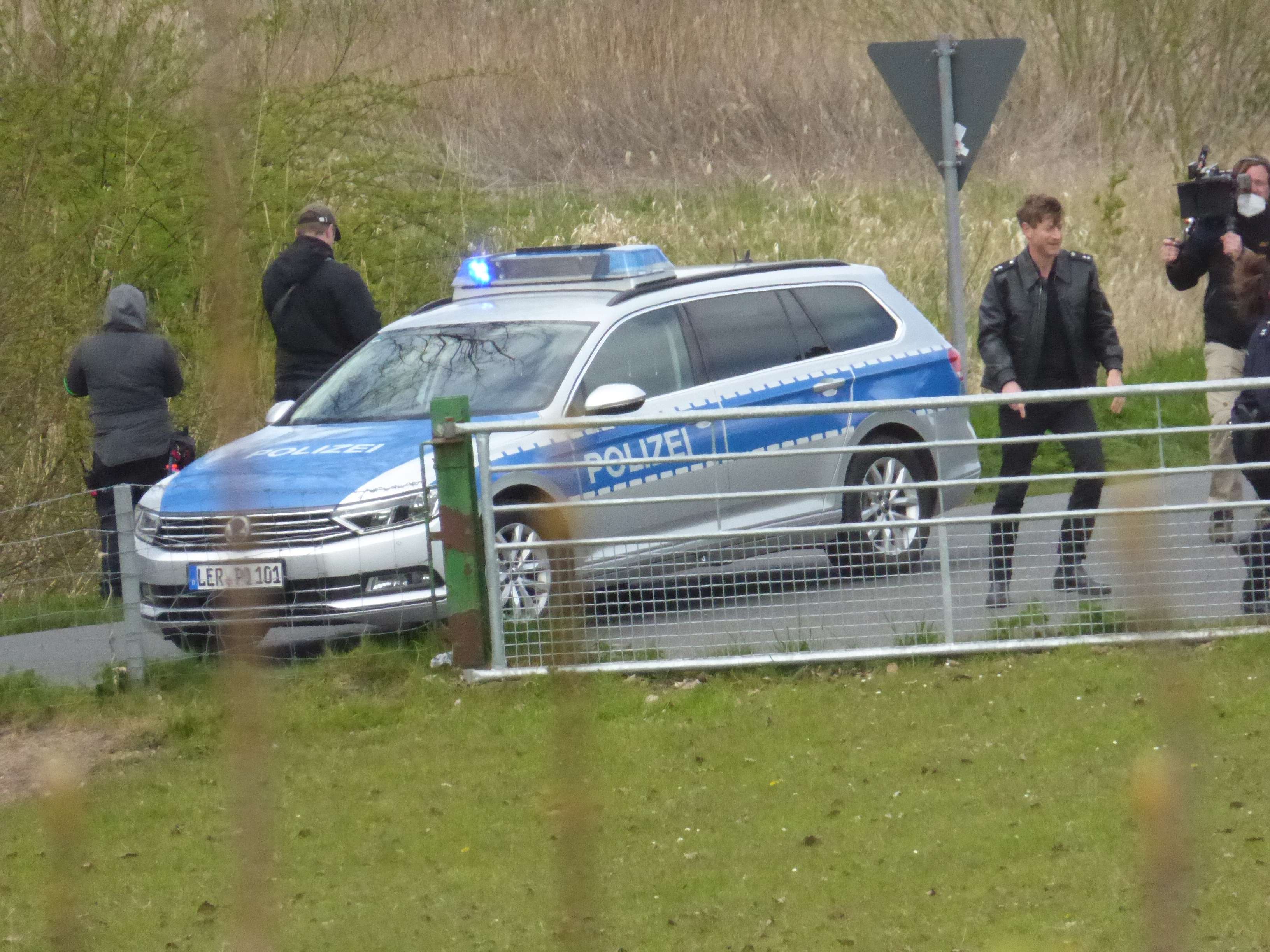 Szene mit einem Streifenwagen am Emsdeich in Weener. © Hanken