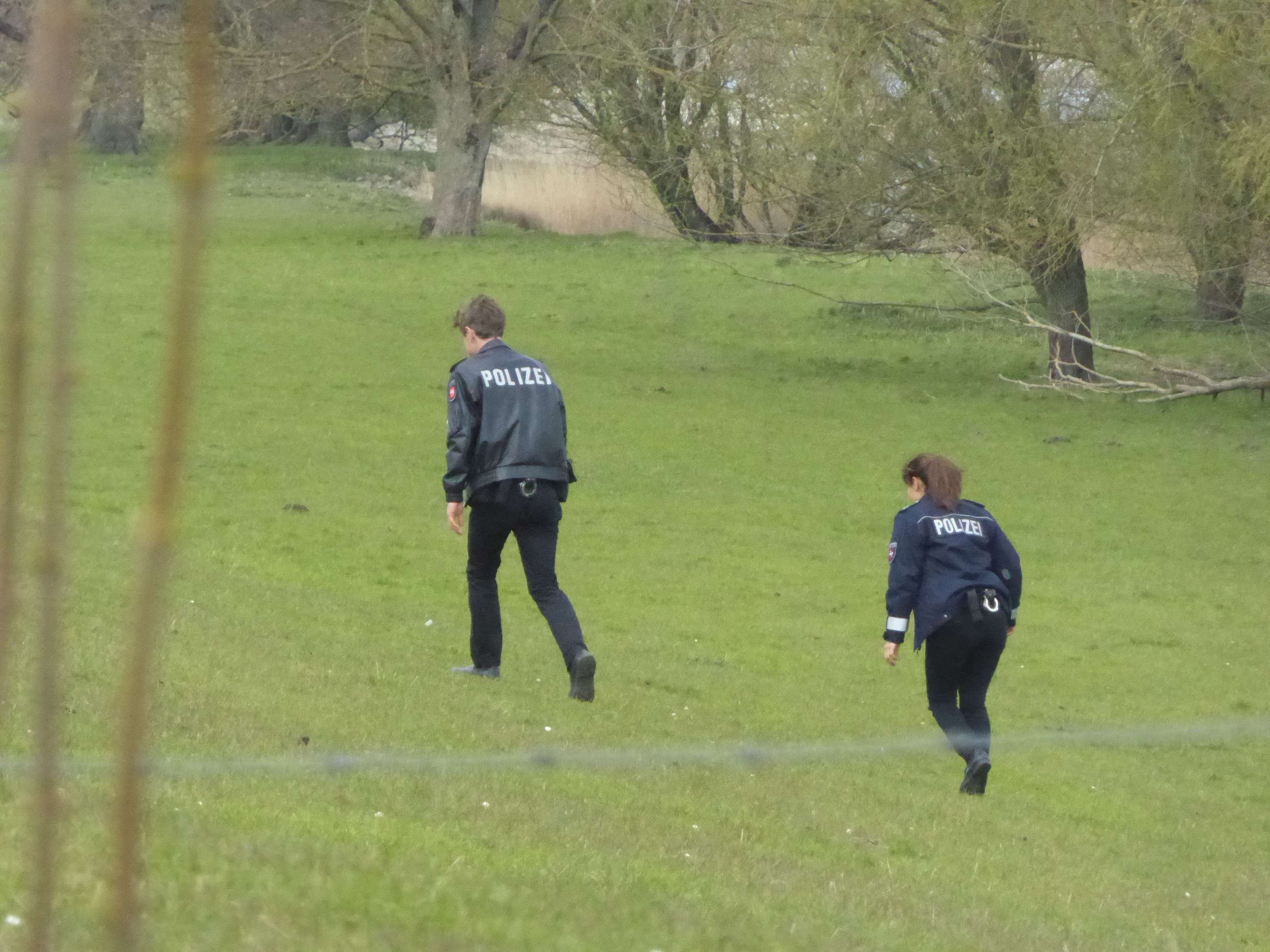 Bilder vom Dreh des Krimis im April 2021 am Emsdeich in Weener: Henk Cassens (Maxim Mehmet) und Süher Özlügül (Sophie Dal). © Hanken