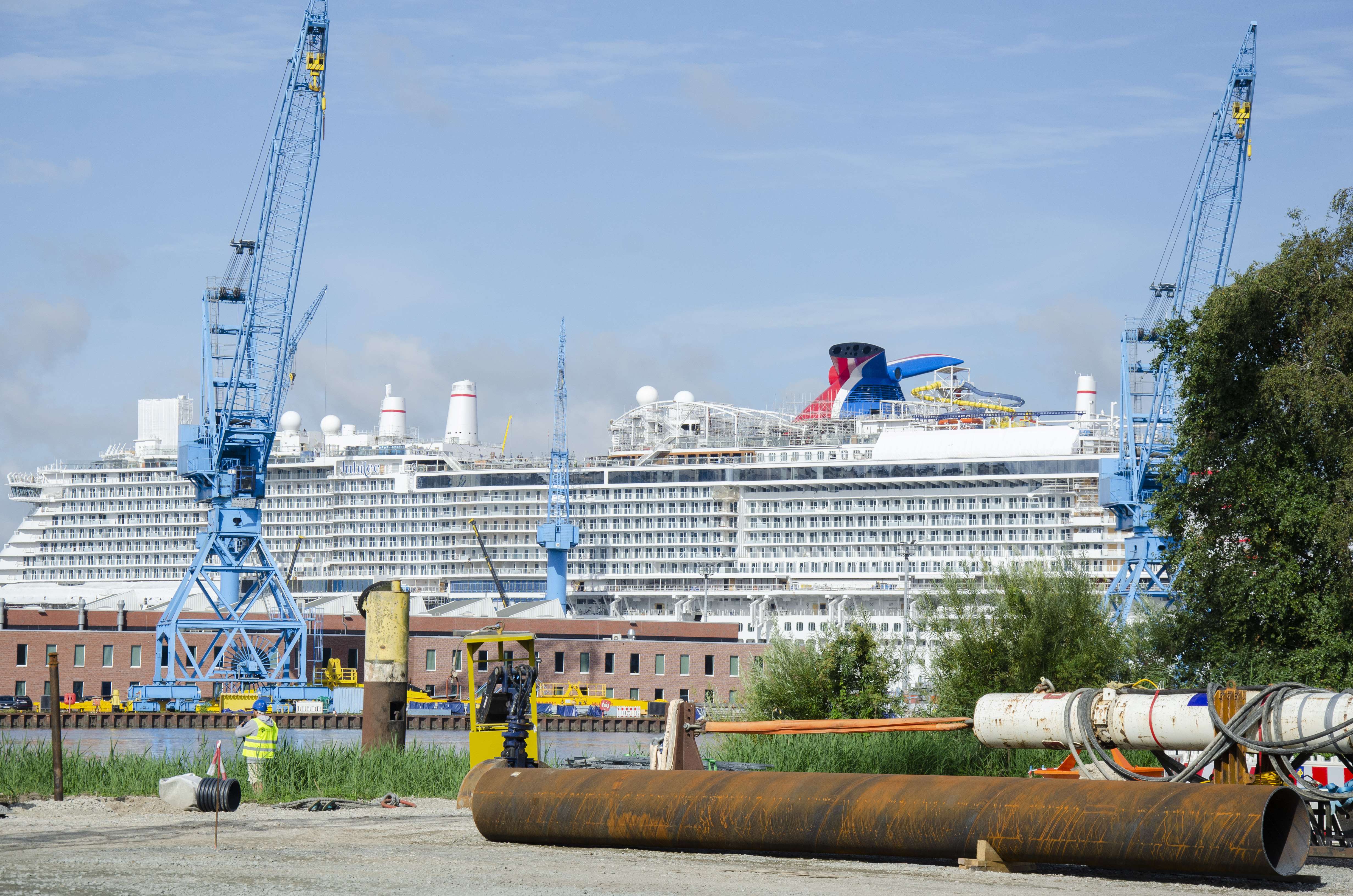 Der Luxusliner vom Industriehafen aus gesehen. © Hanken