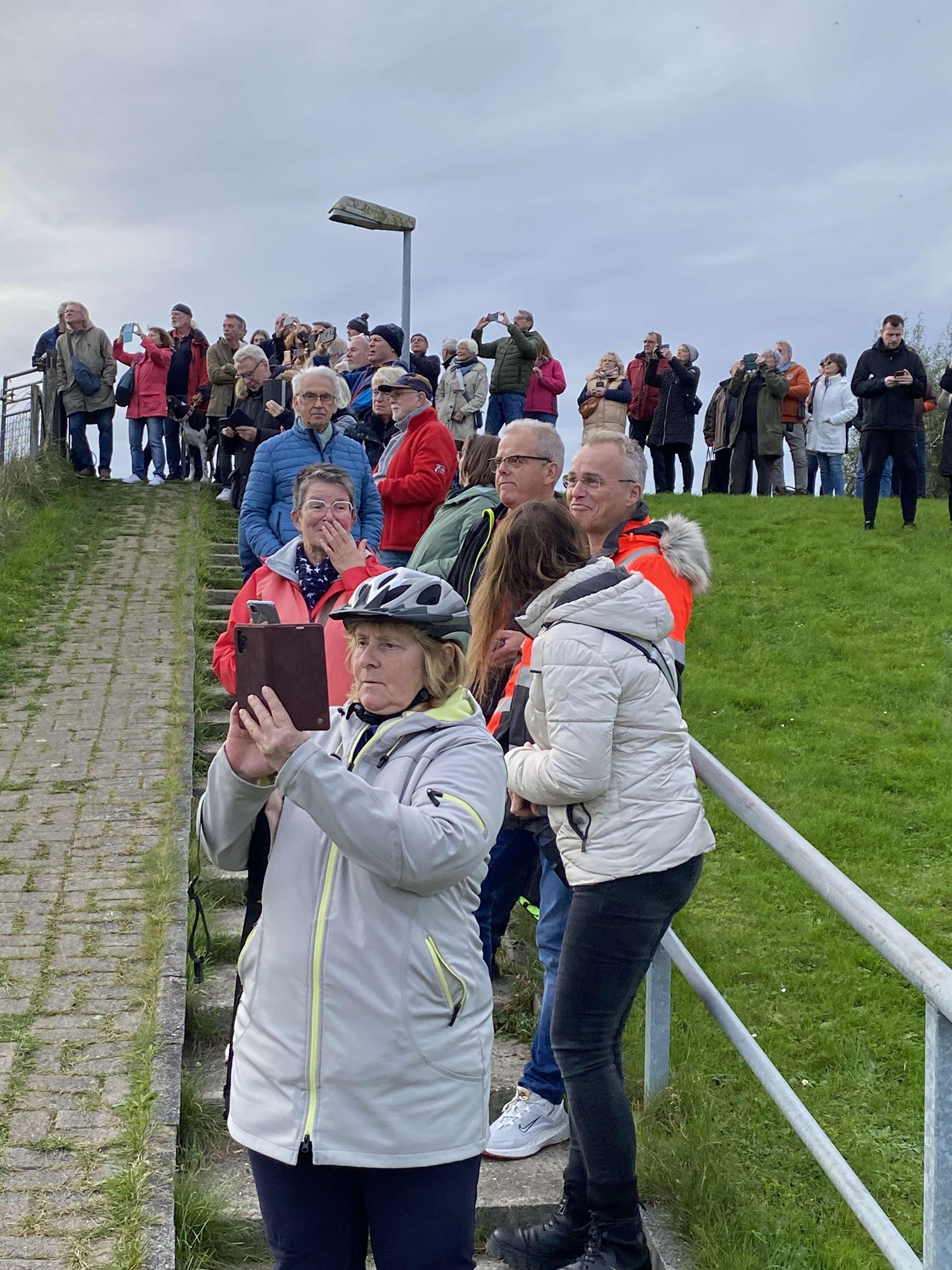 Schaulustige nahe der Dockschleuse. © Hanken