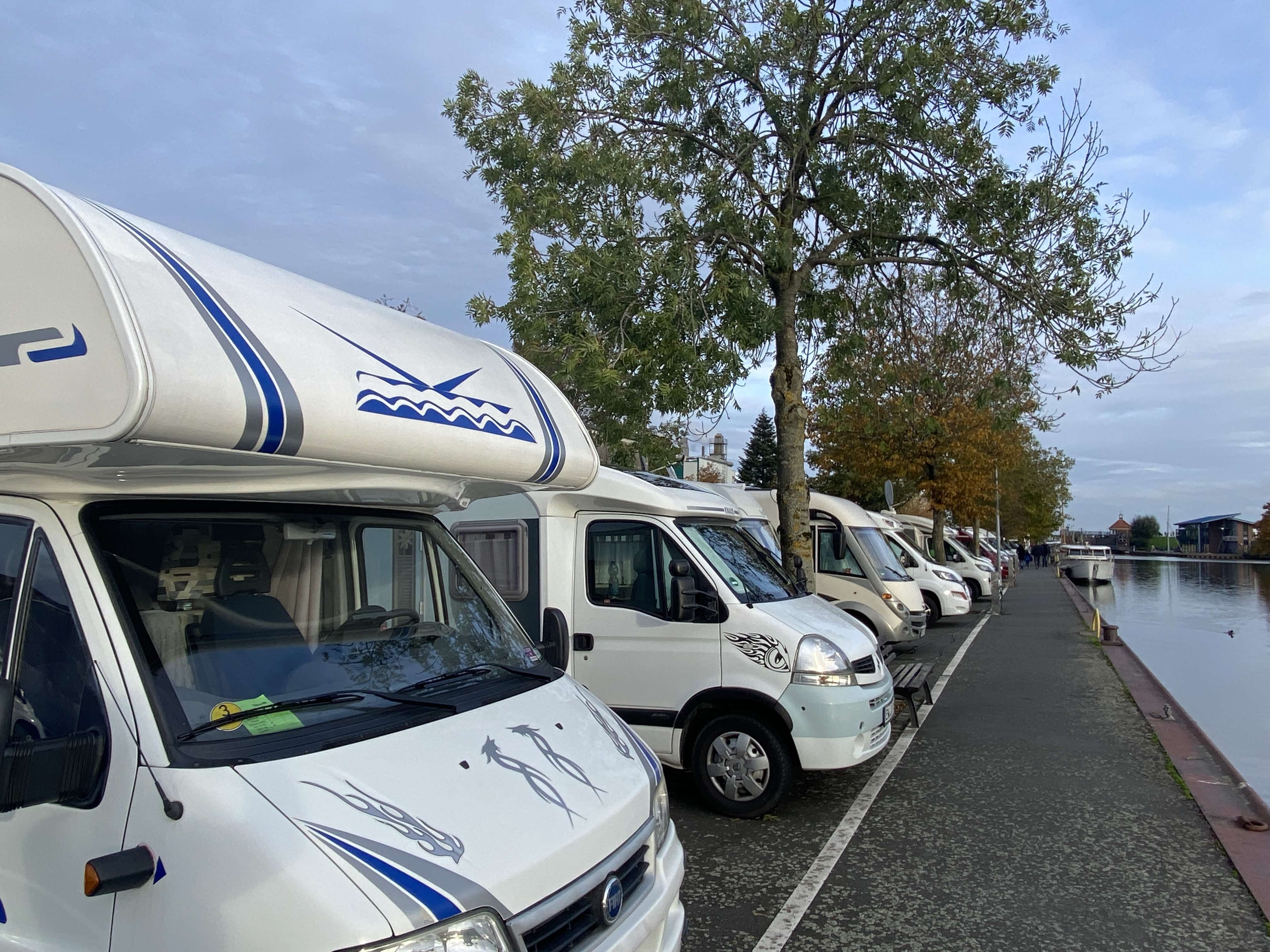 Am Hafen von Weener reihte sich Wohnmobil an Wohnmobil. © Hanken