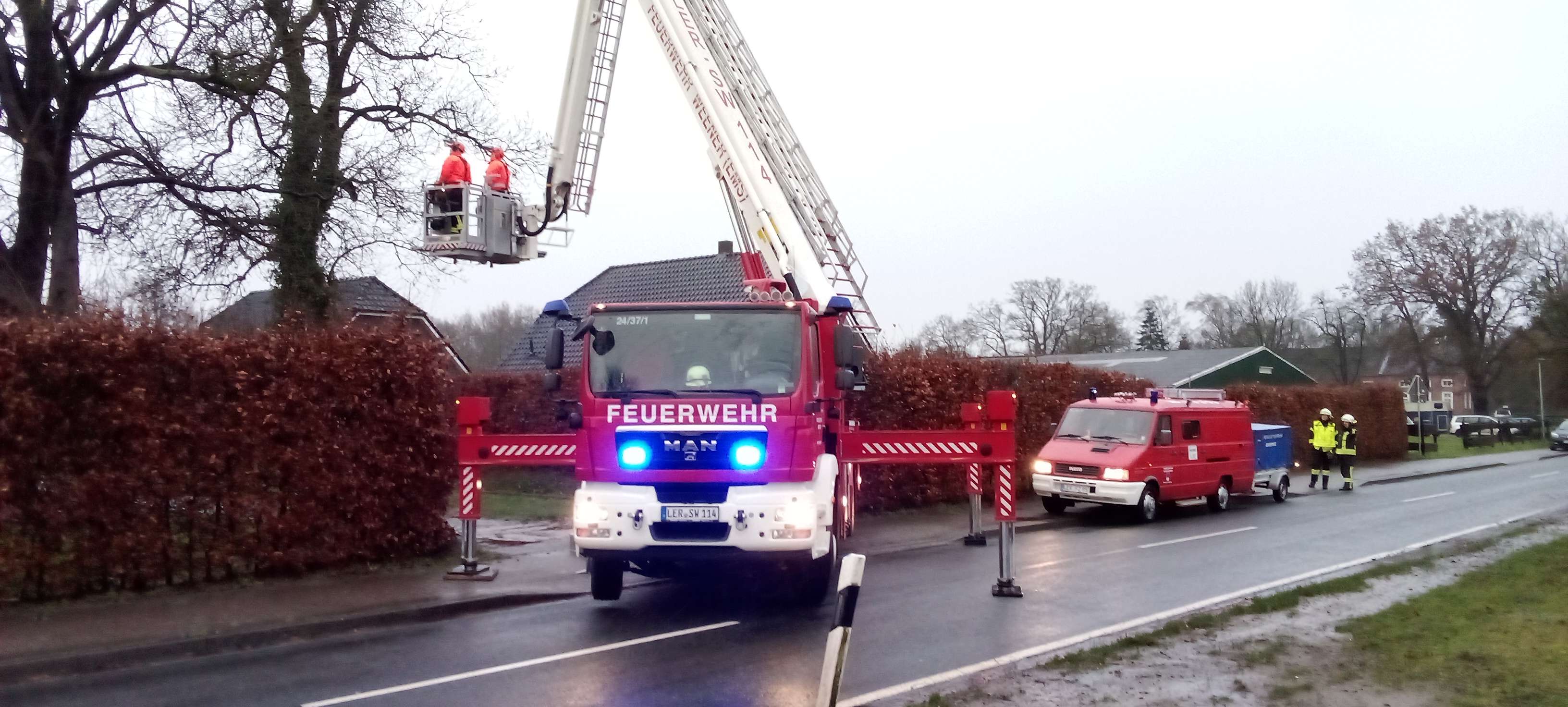 Die Feuerwehren Bunderhee und Weener waren in der Steinhausstraße im Einsatz. © Rand (Feuerwehr Weener)