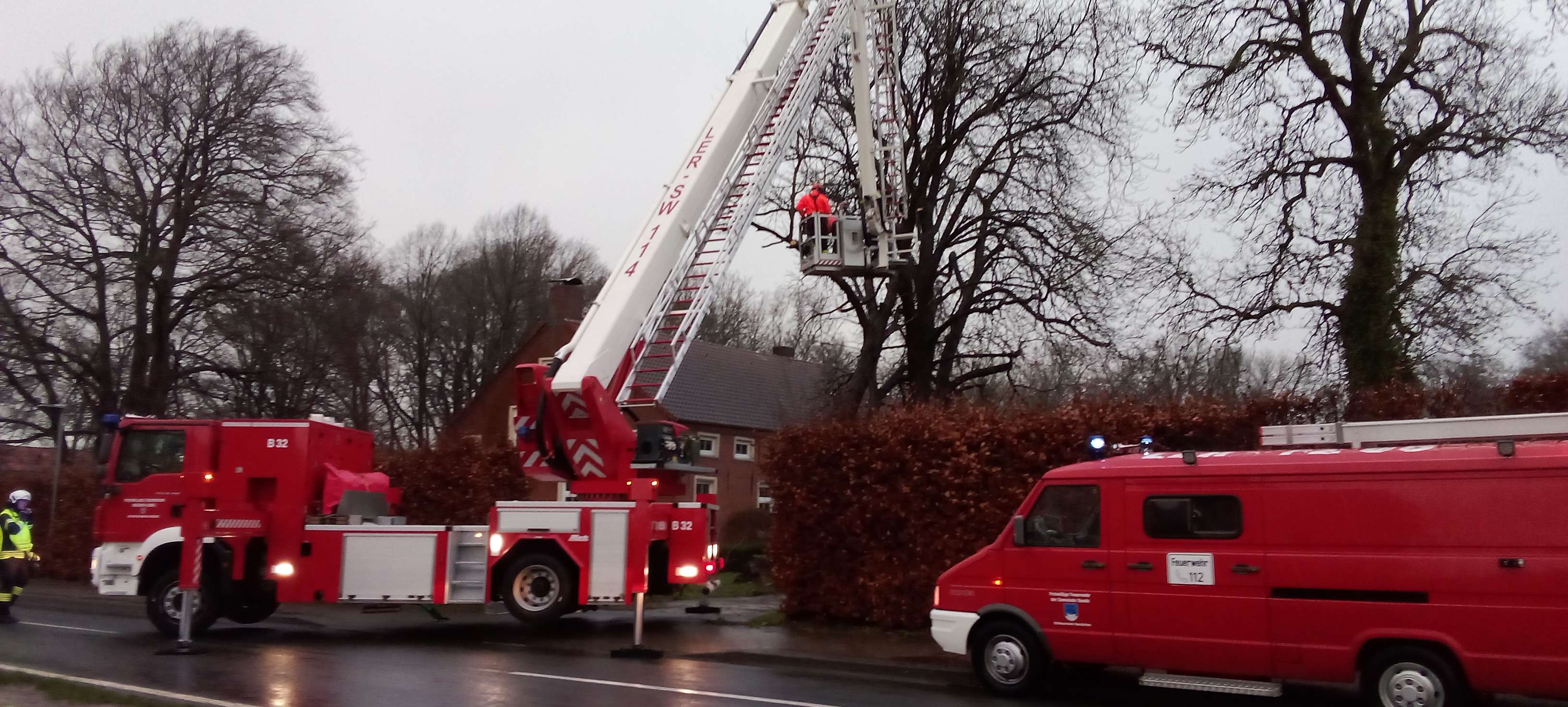 Die Feuerwehren Bunderhee und Weener waren in der Steinhausstraße im Einsatz. © Rand (Feuerwehr Weener)