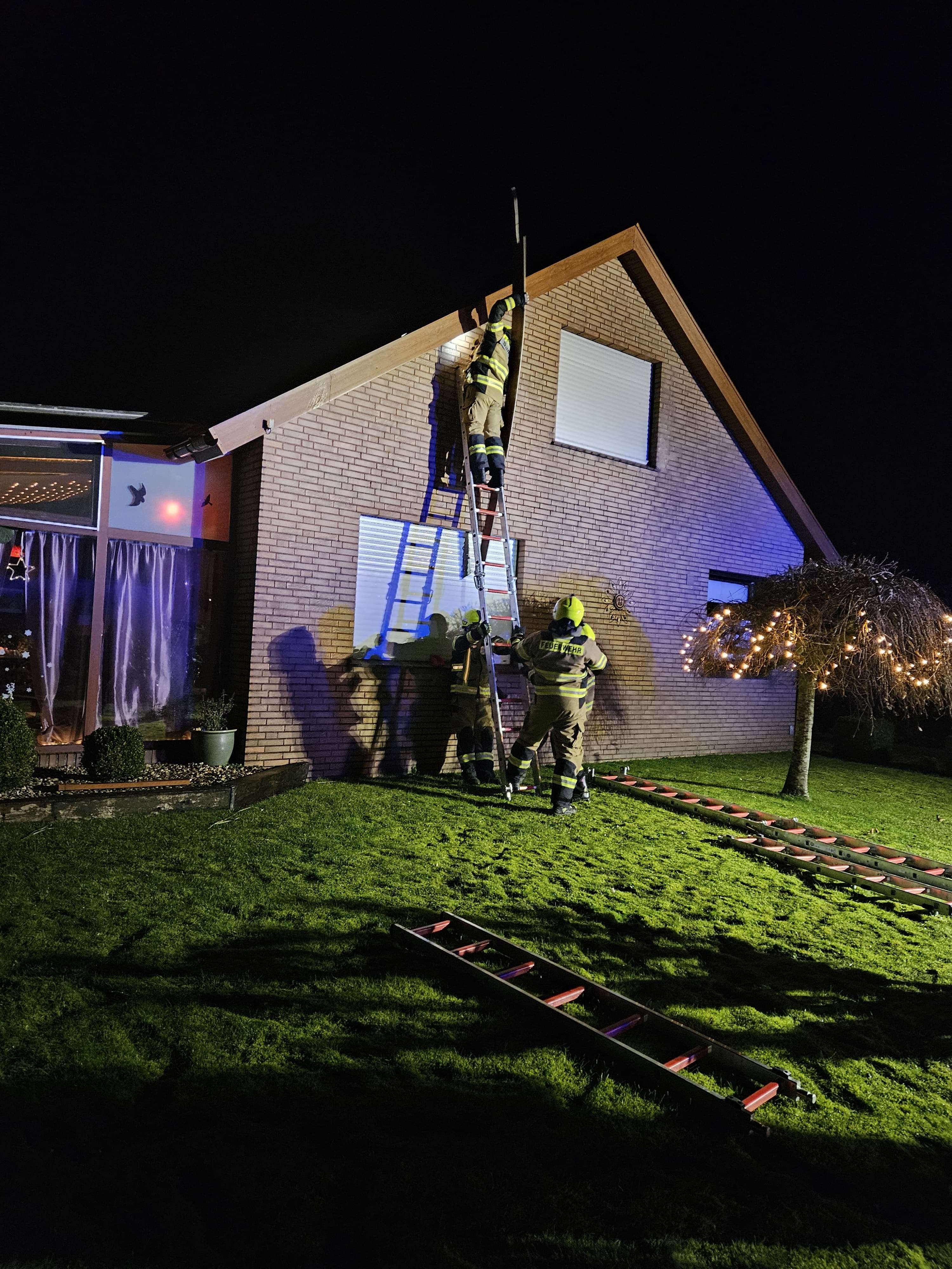 In Jemgum hatten sich Gebäudeteile von einem Haus gelöst. © Feuerwehr Jemgum