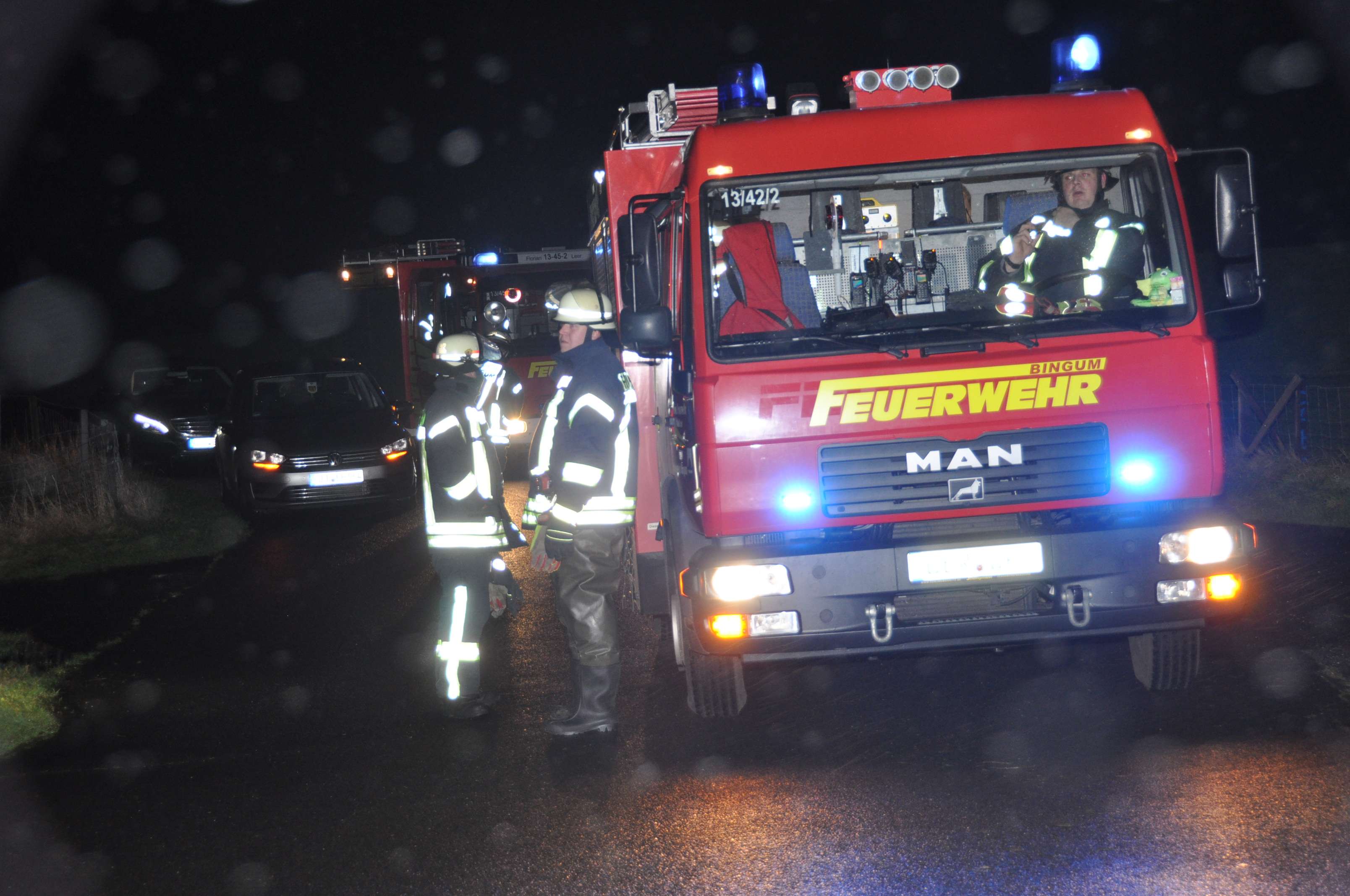 Die Marinastraße in Bingum musste wegen des Hochwasser gesperrt werden. © Wolters