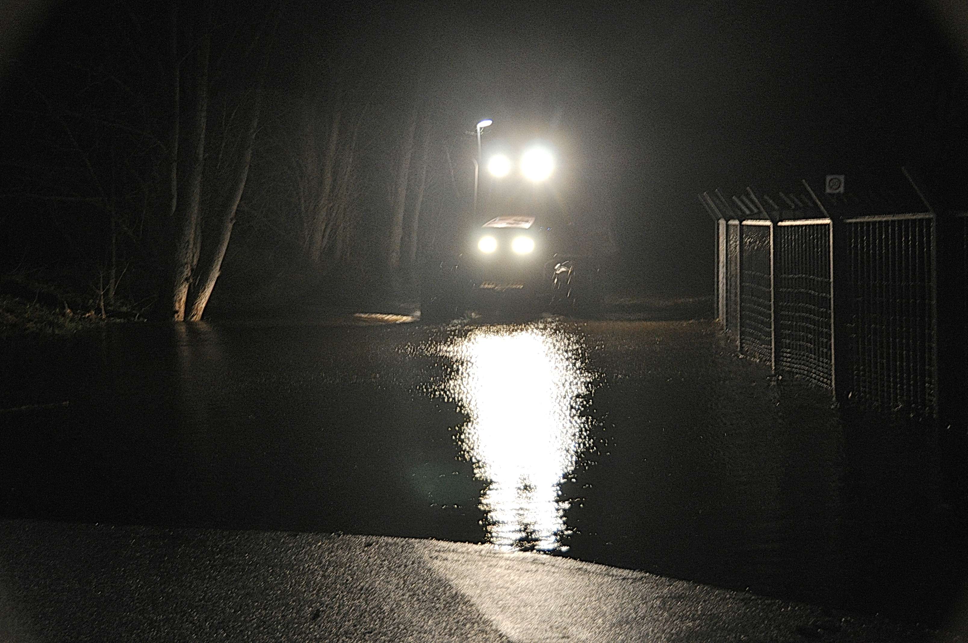 Die Marinastraße in Bingum musste wegen des Hochwasser gesperrt werden. © Wolters