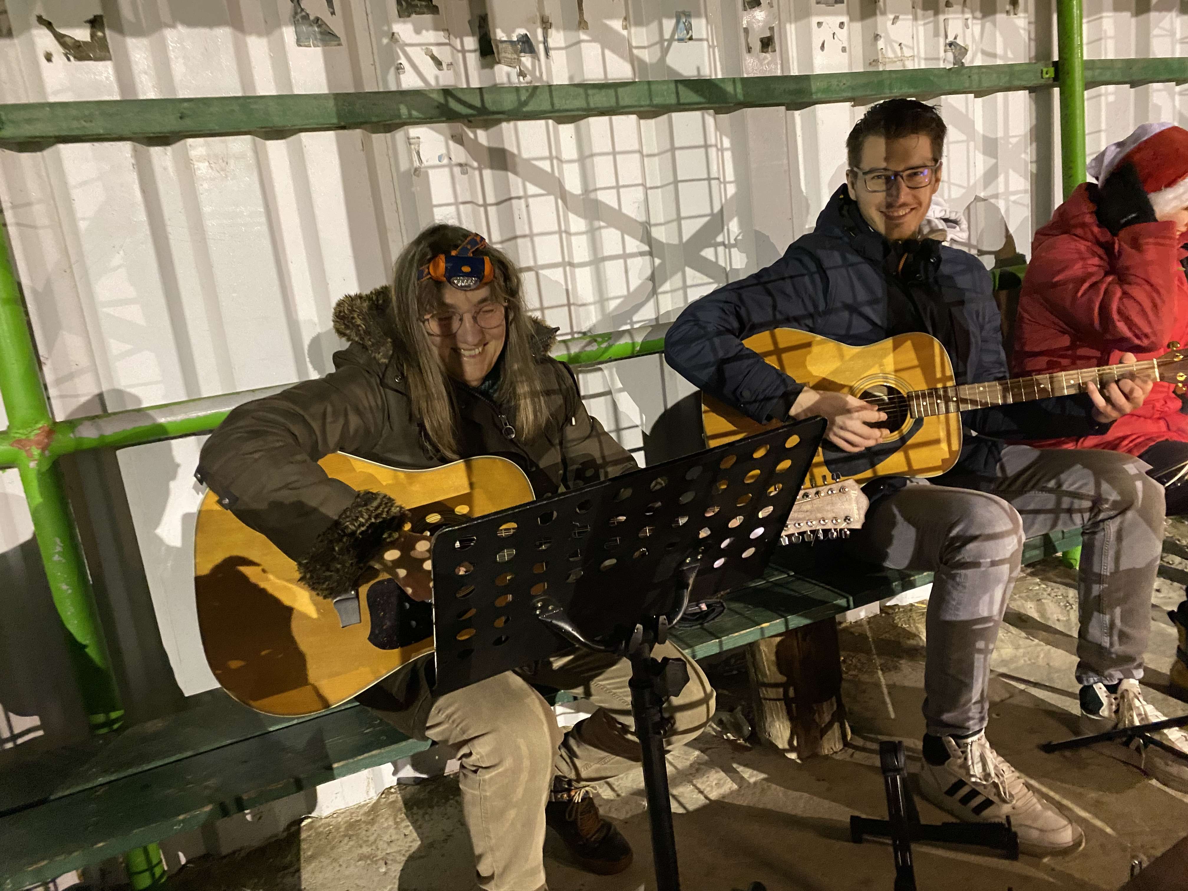 Marianne Gerke und Markus Plock begleiteten die Lieder mit der Gitarre. © Kuper