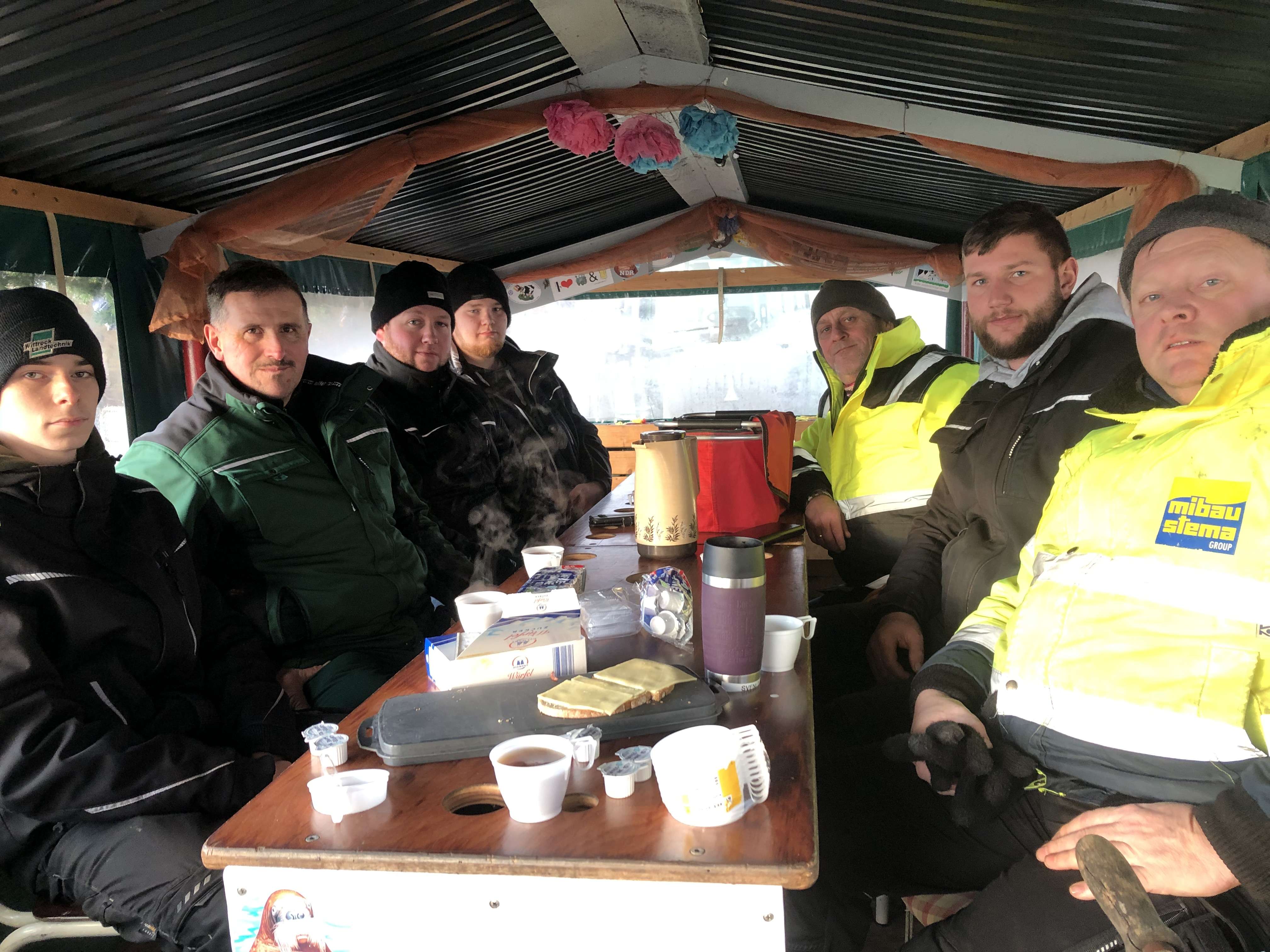 Auch diese Rheiderländer trafen sich gemeinsam zum Protest. © Hanken
