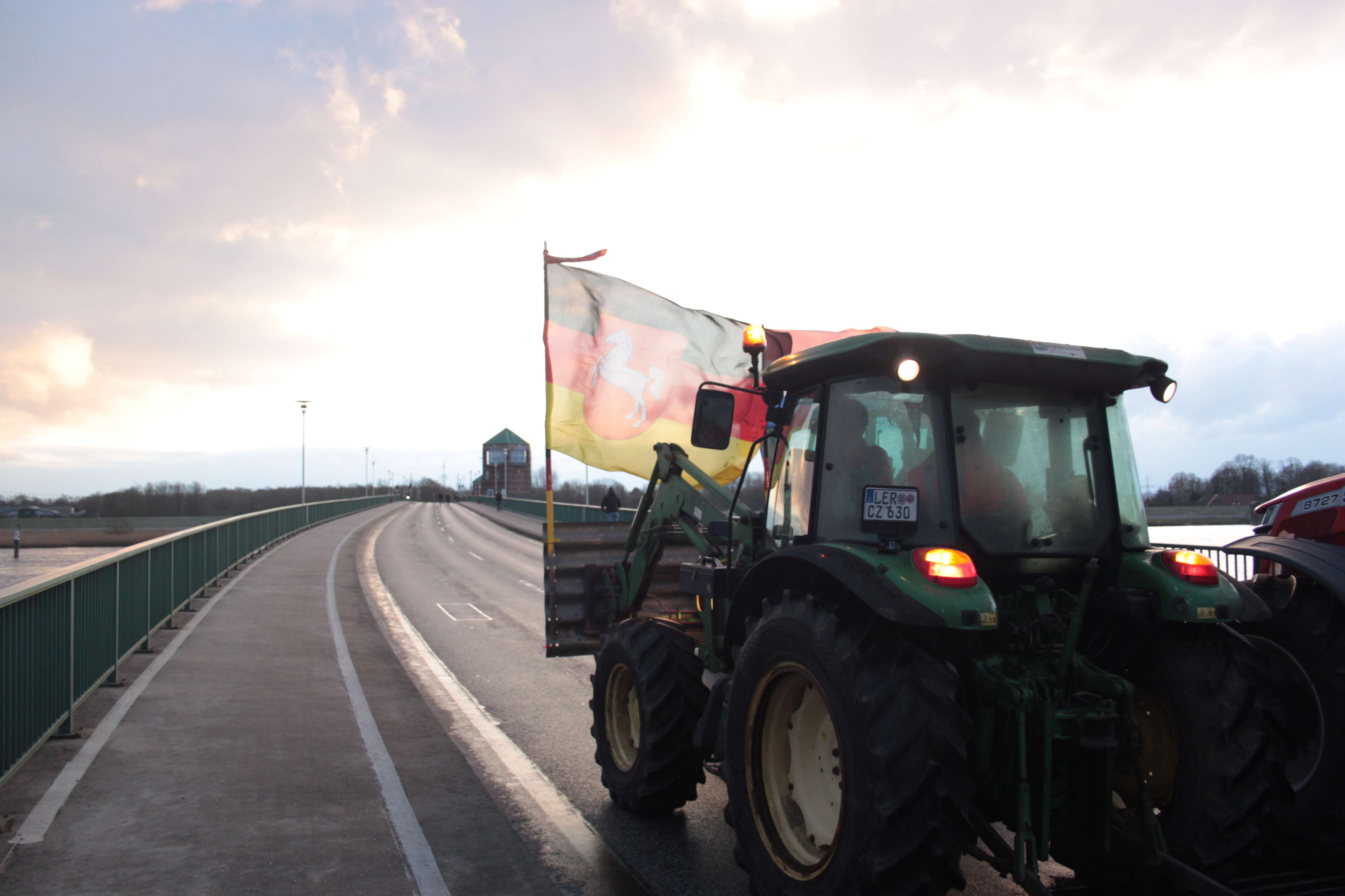 Immer wieder fahren Protestierende in Kolonnen mit ihren Fahrzeugen über die Jann-Berghaus-Brücke. © Busemann