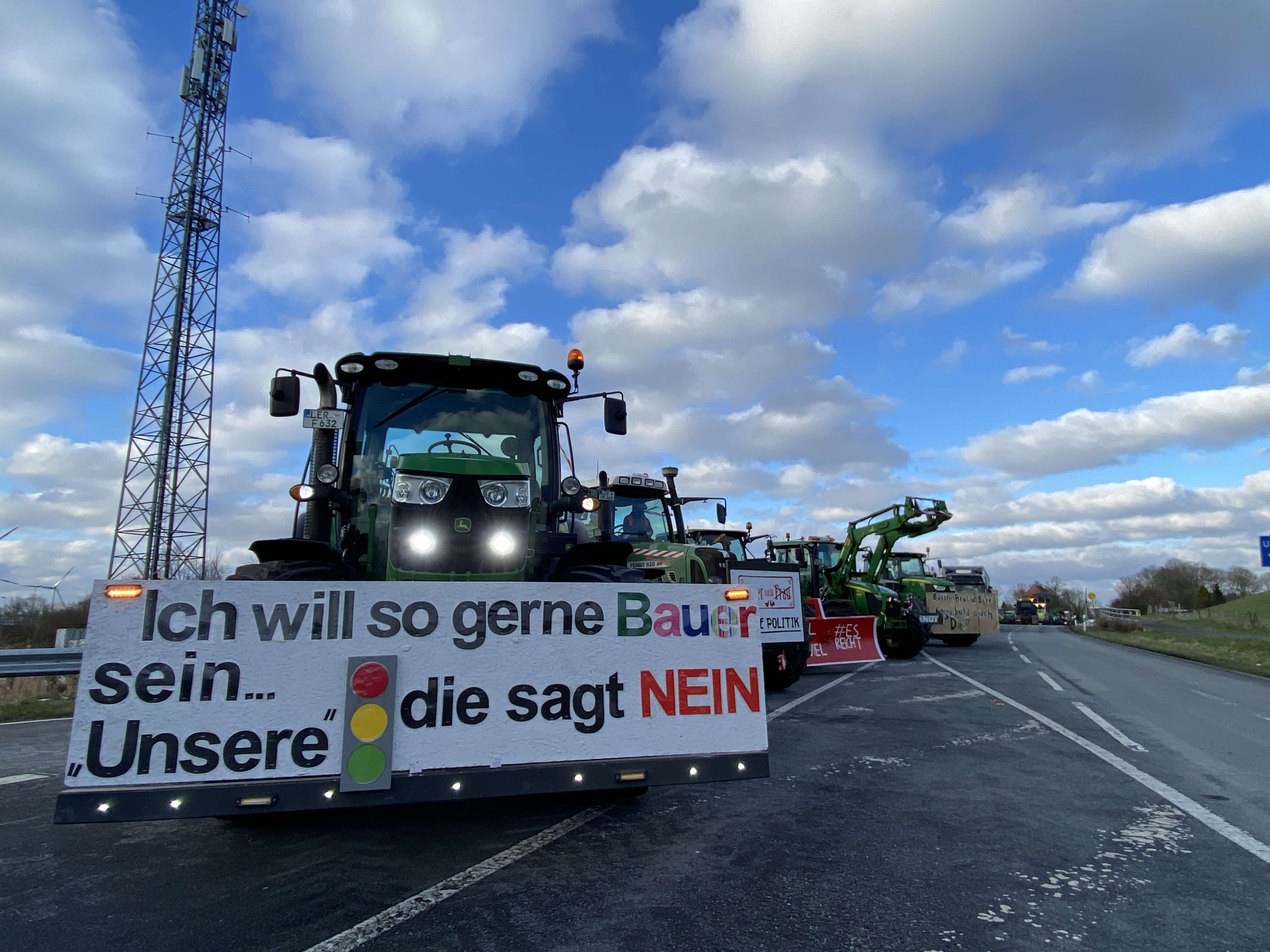 Die Autobahnauffahrt am Emstunnel in Soltborg ist ebenfalls abgeriegelt worden. © Hanken