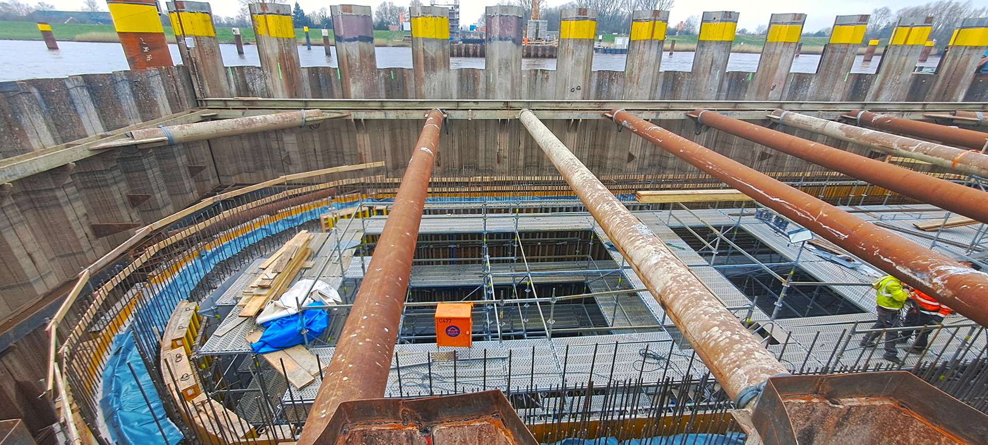 Die betonierte Sohlplatte für den Drehpfeiler im Fluss. © DB InfraGO AG