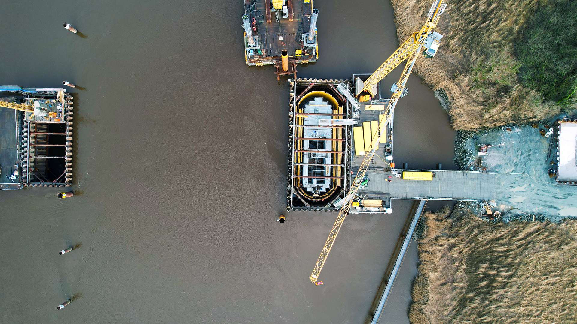 Die Arbeiten für den Drehpfeiler im Fluss aus der Vogelperspektive © DB InfraGO AG