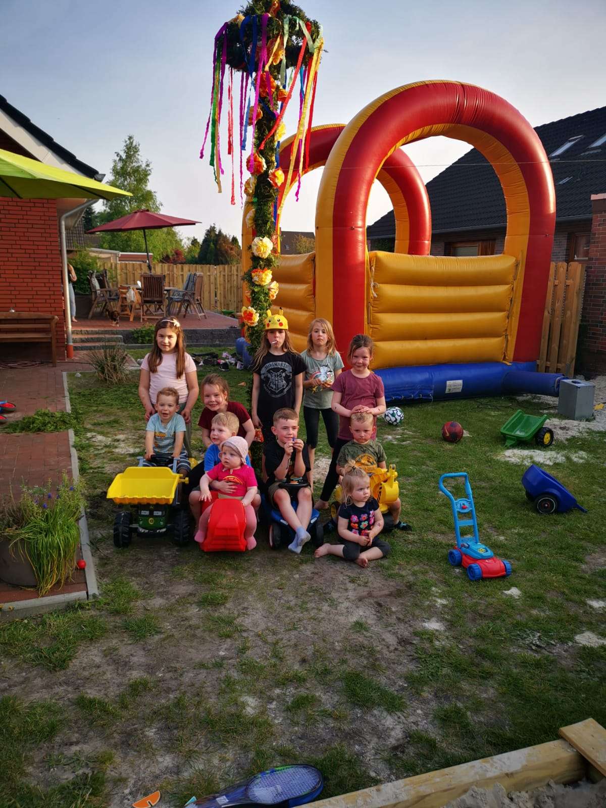 Auch die Kleinsten stellten einen Maibaum auf. Auf dem Foto zu sehen sind Jarla und Tarje, Temme und Meena, Laura und Marie, Romy, Tilda und Mia, Malte und Hauke. © Privat