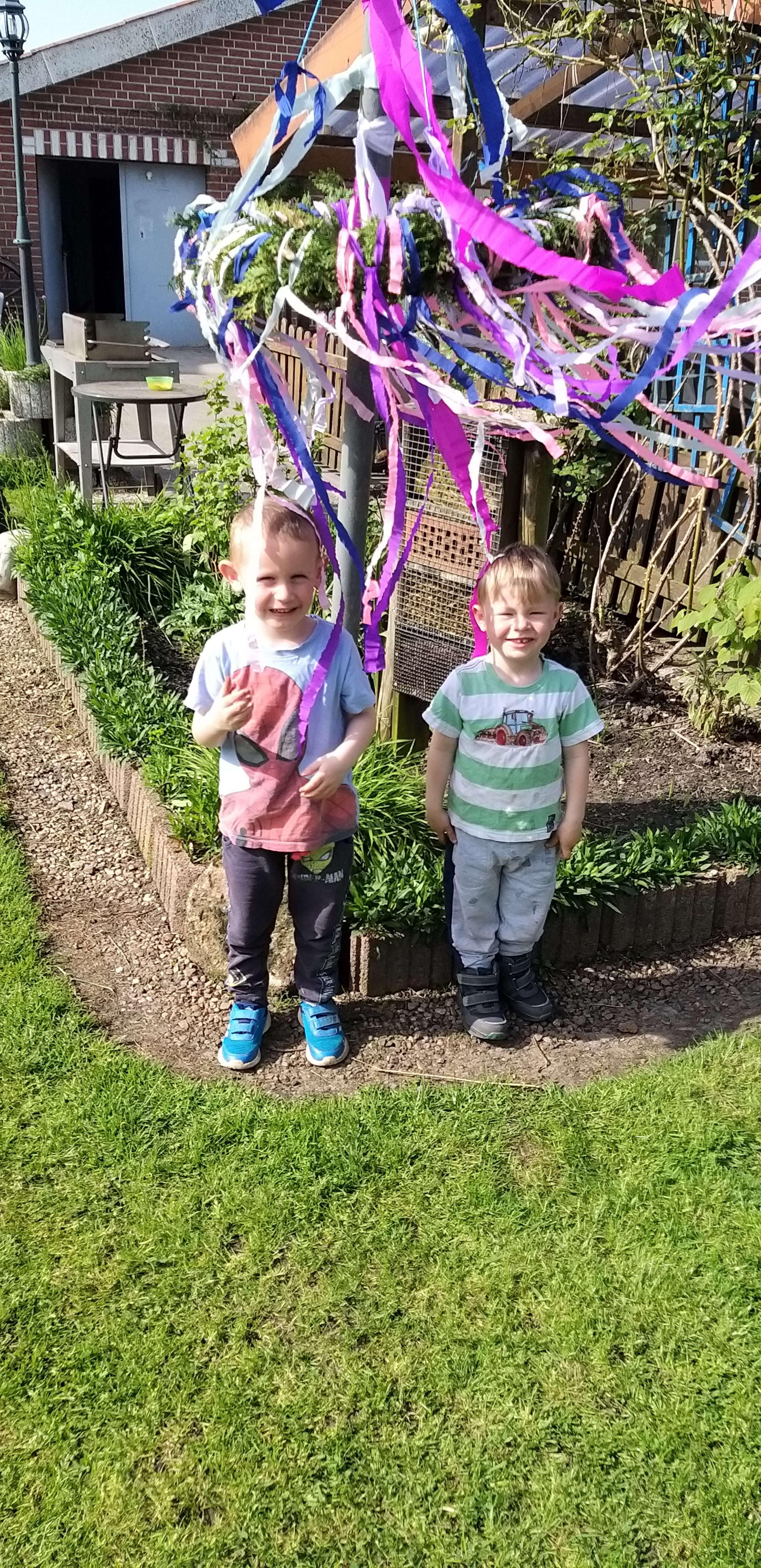 Der erste Maibaum für Till und Luca in Bunde. © Privat