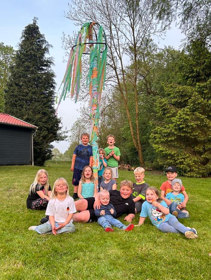 Auch in Weenermoor wurde ein bunt geschmückter Maibaum aufgestellt von Jannes (von links), Tammo, Fenna, Erik , Ihno, Eike, Arne, Sophia, Philipp, Rosalie, Leni, Lina und Ben. © Privat