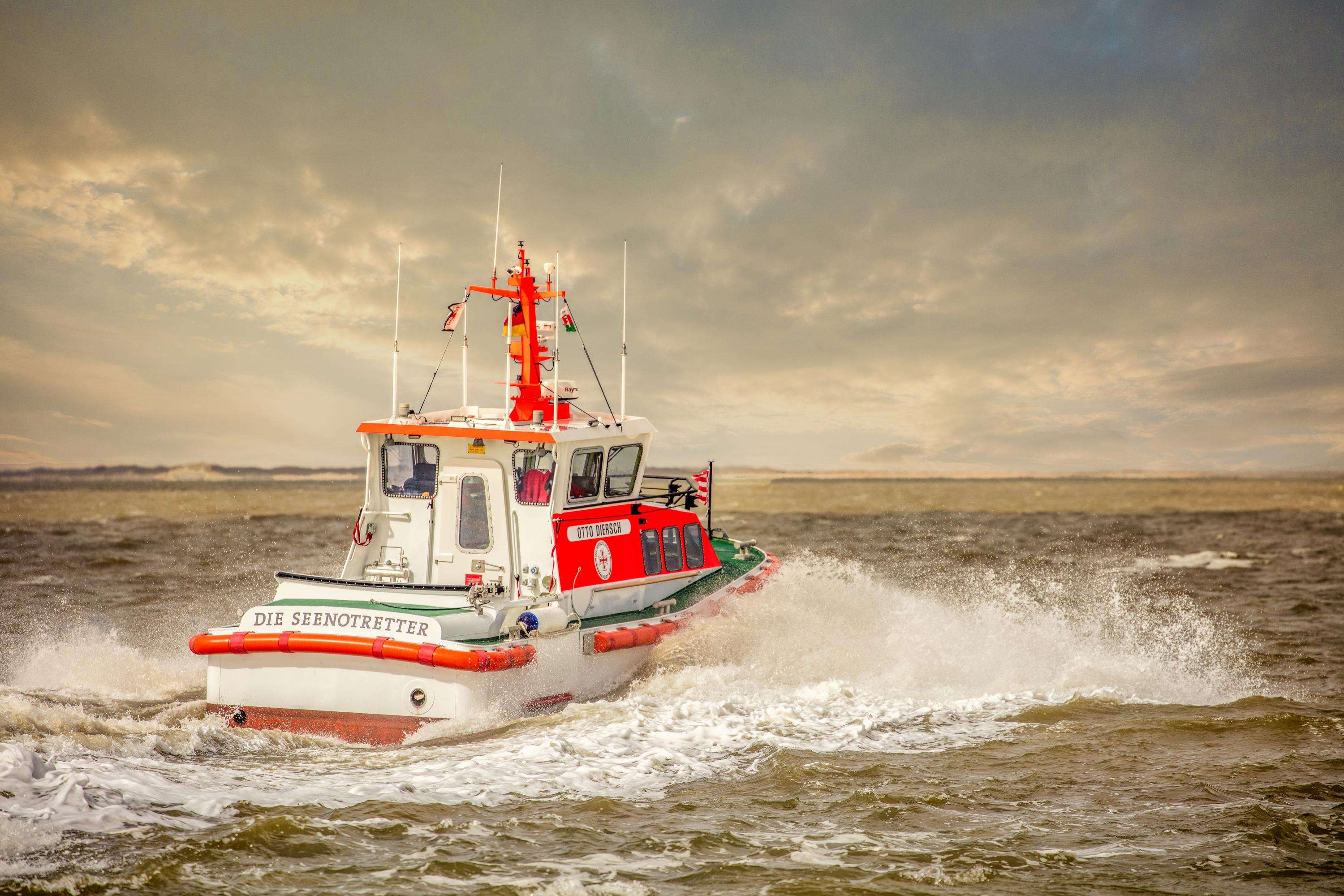 Mit dem Seenotrettungsboot