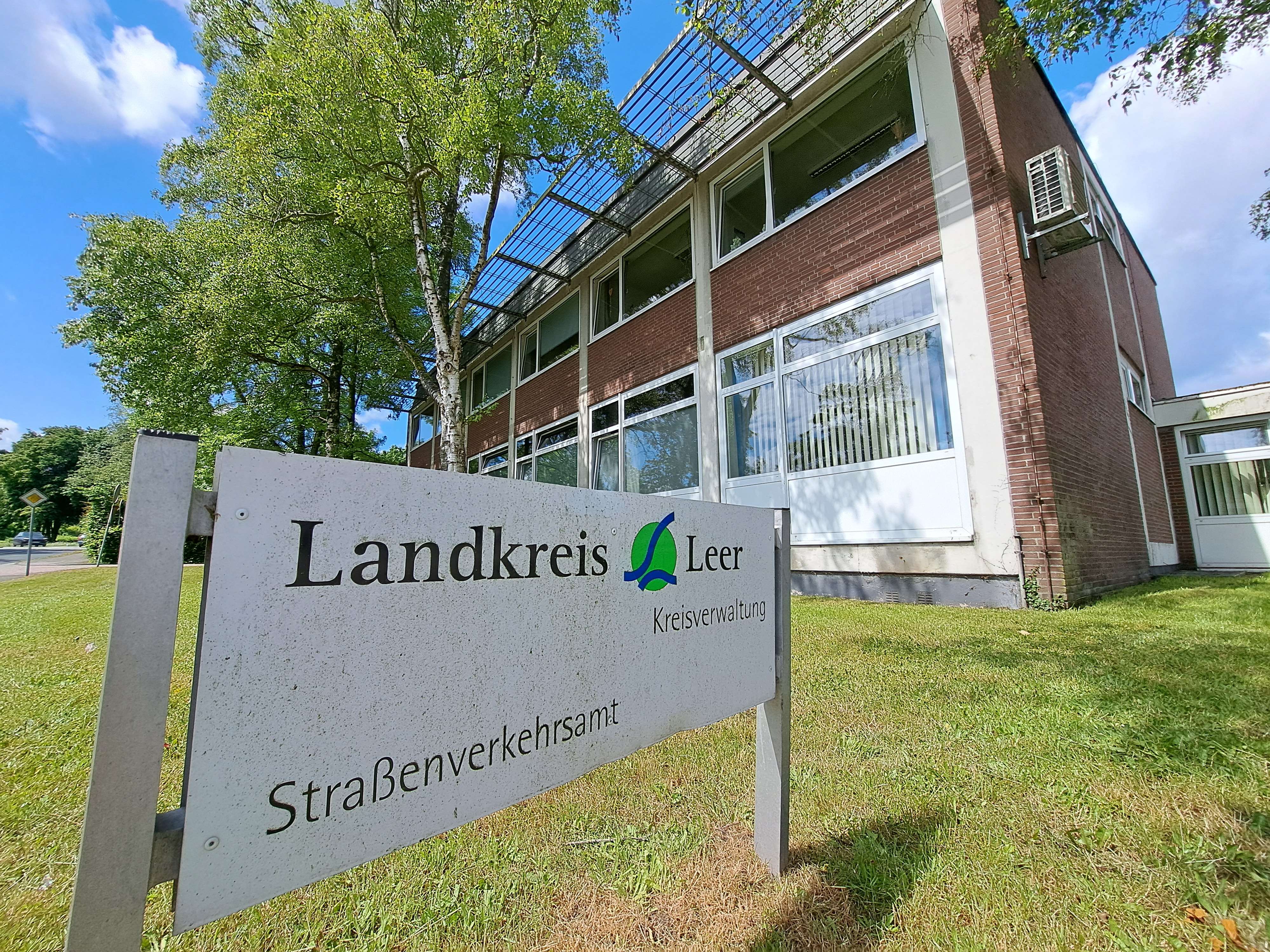 Das Anfang der 1970er Jahre bezogene Gebäude des Straßenverkehrsamtes an der Ringstraße in Leer ist baulich nicht mehr im besten Zustand. © Szyska