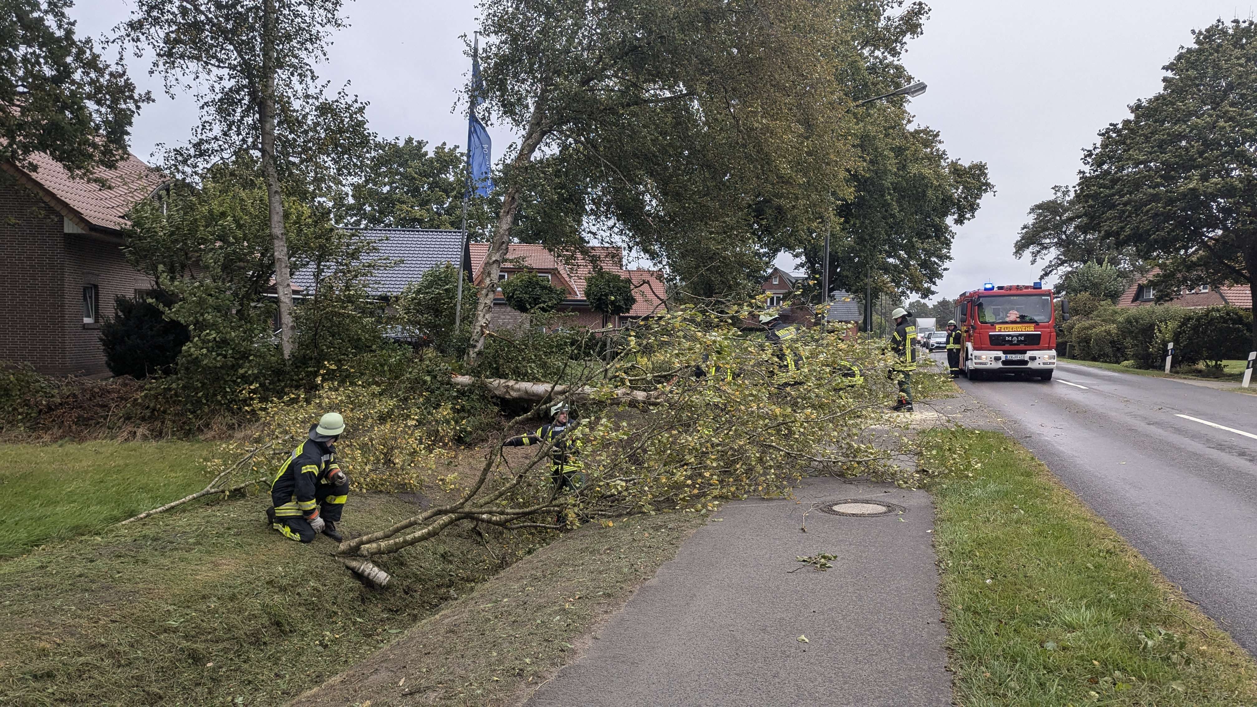 In Flachsmeer war die Hilfe der Feuerwehr an der Papenburger Straße gefragt. Hier war ein Baum auf Radweg und Fahrbahn gestürzt. © Markus Bruns (Feuerwehr Westoverledingen)