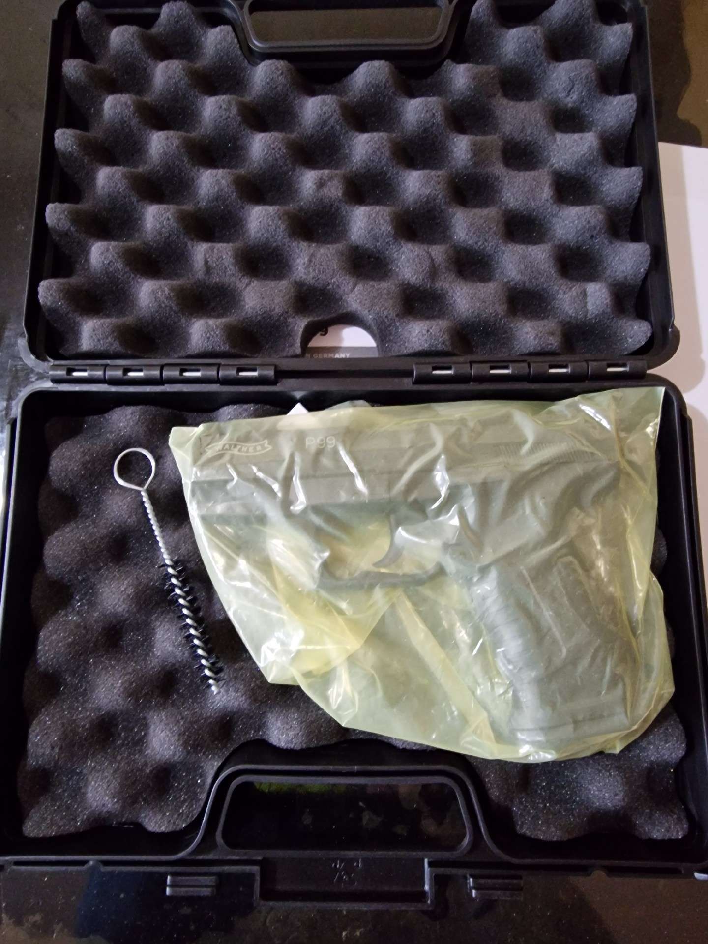 Mehrere Gegenstände unter anderem diese Pistole konnten im Rahmen der Durchsuchungen entdeckt und sichergestellt werden. © Foto: Polizei Osnabrück