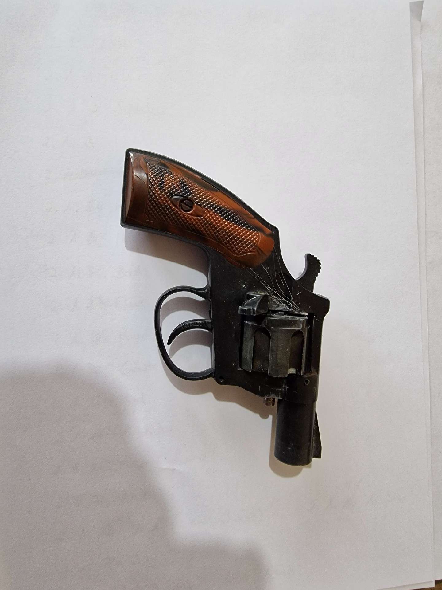 Auch diese Waffe wurde bei den Durchsuchungsmaßnahmen gefunden. © Foto: Polizei Osnabrück