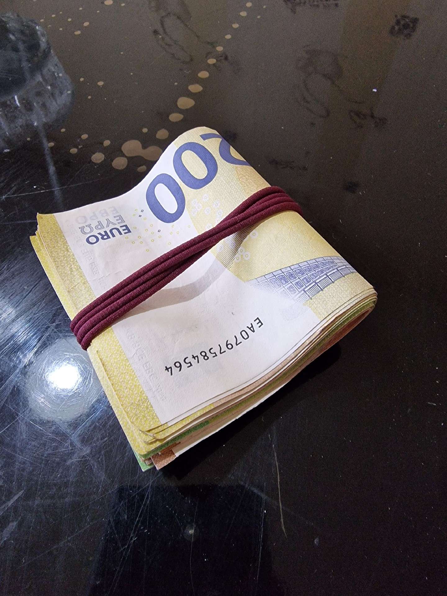 Mehr als 4000 Euro konnten versteckt in einer Matratze durch die Beamten und einen Polizeihund bei den Durchsuchungen entdeckt werden. © Foto: Polizei Osnabrück