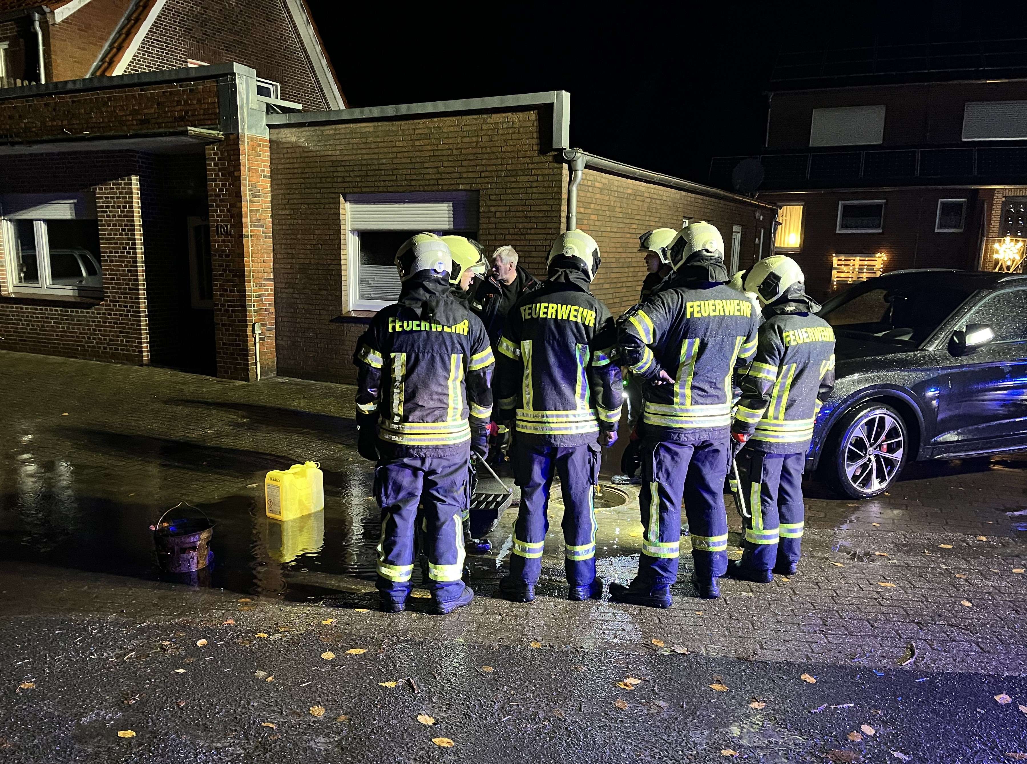 In Plaggenburg bedrohten Regenfälle ein Wohnhaus mit Garage. © Heiko Meyer/Feuerwehr