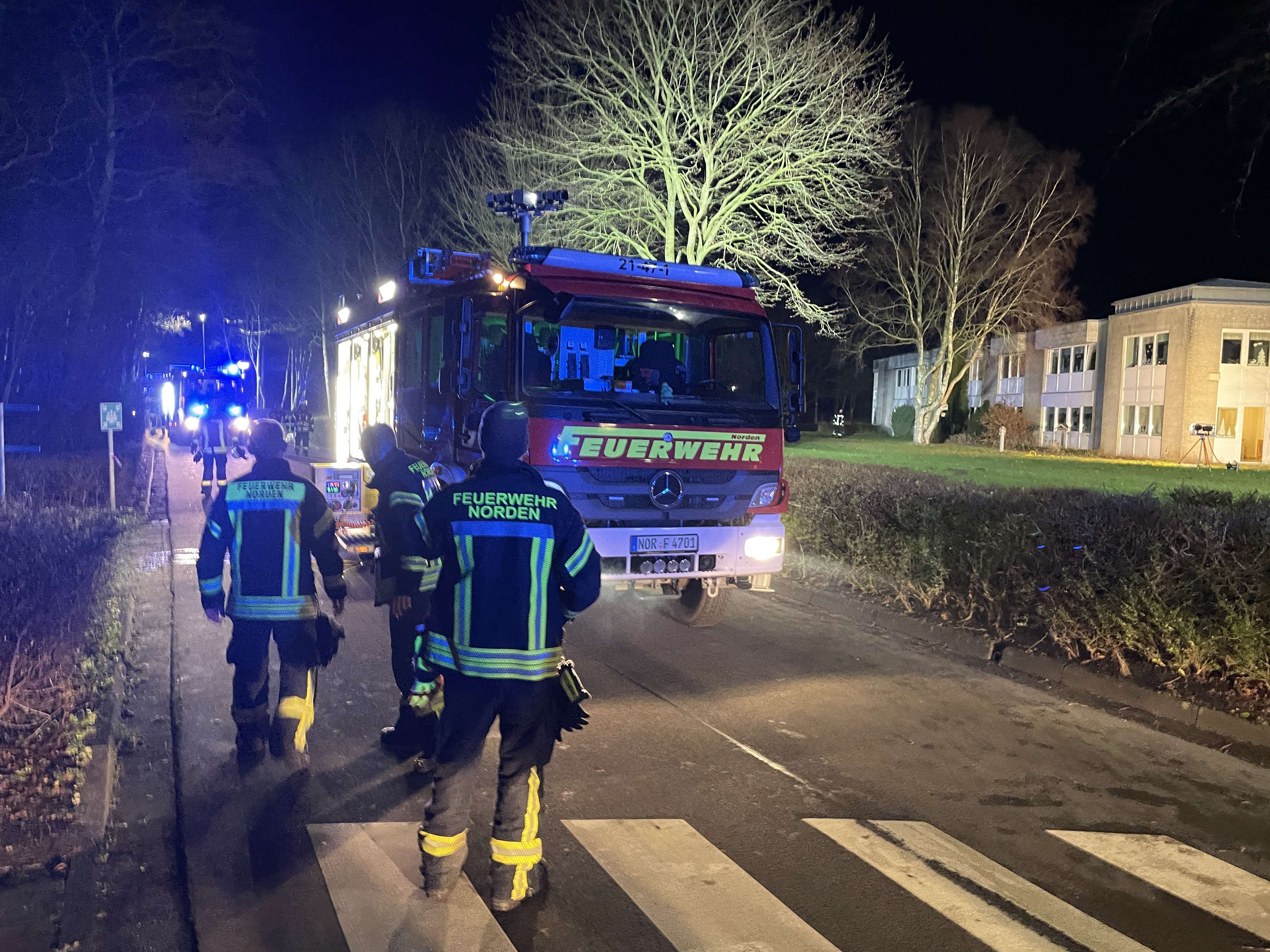 Rund 200 Einsatzkräfte aus dem Landkreis Aurich und der Stadt Emden kamen im Verlauf der Nacht zum Einsatz. © Feuerwehr