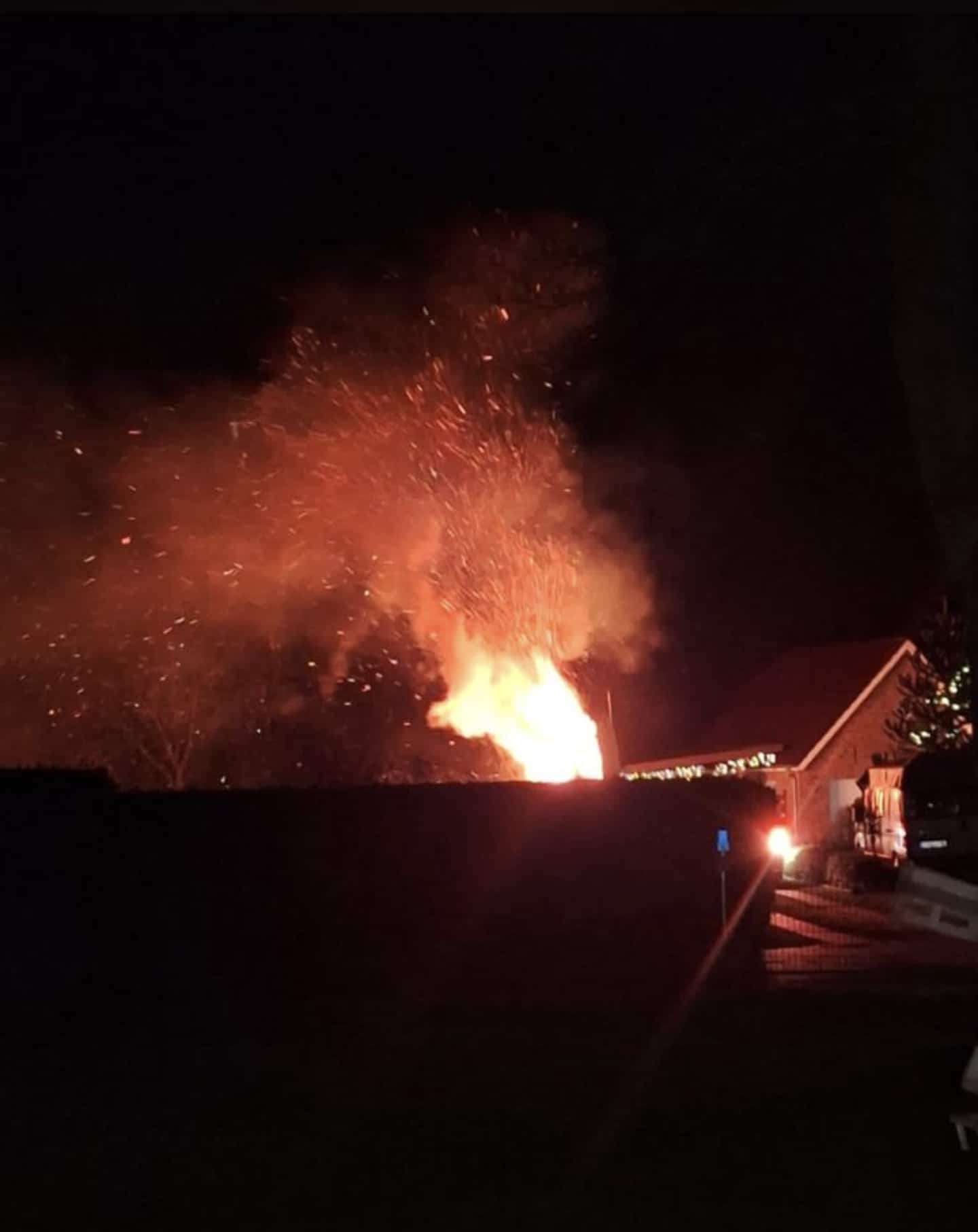 In Ihren musste eine brennende Hecke gelöscht werden. © Foto: Feuerwehr