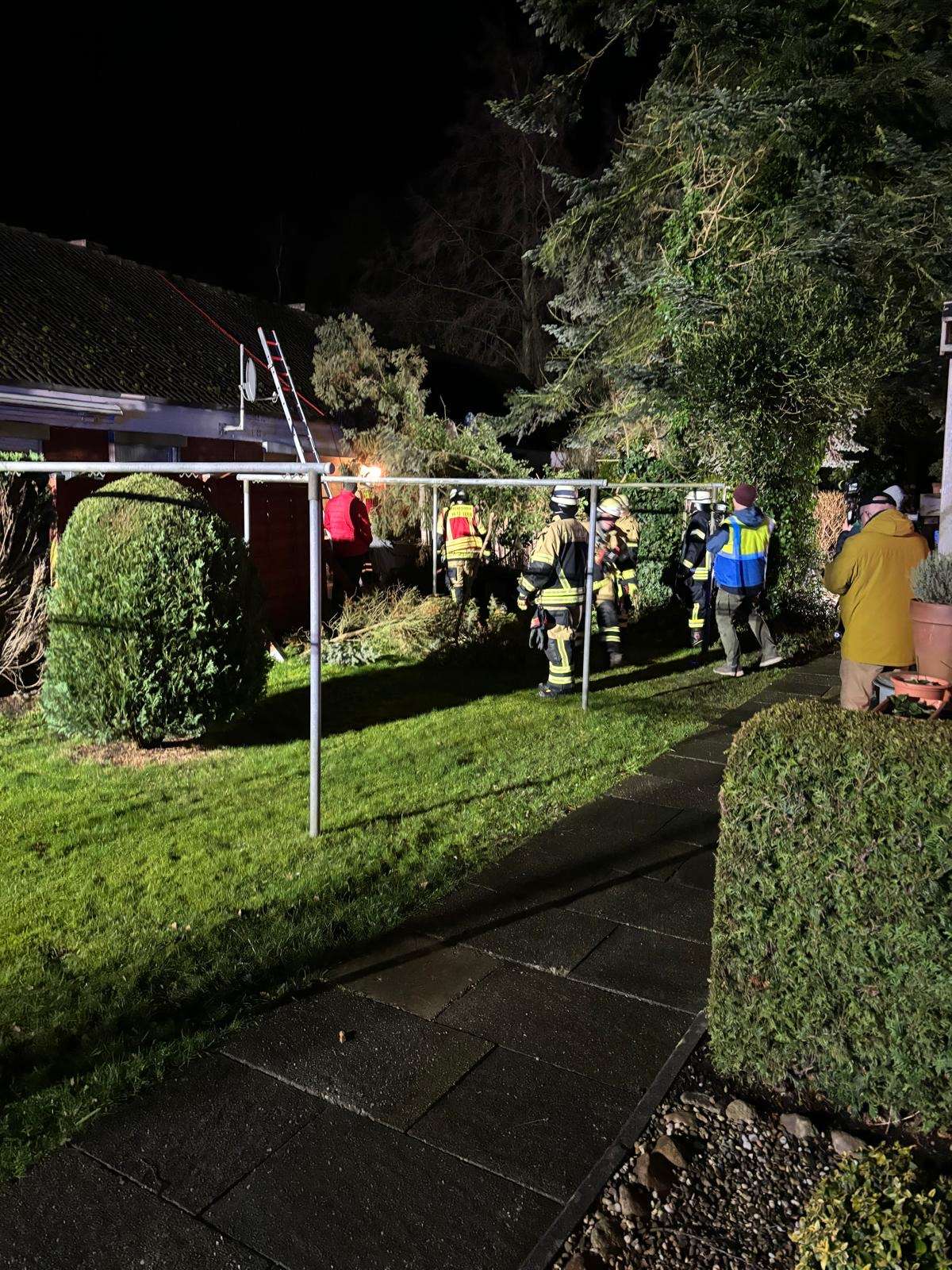 In der Stettiner Straße in Leer stürzte ein Baum auf ein Wohnhaus. © Feuerwehr Leer