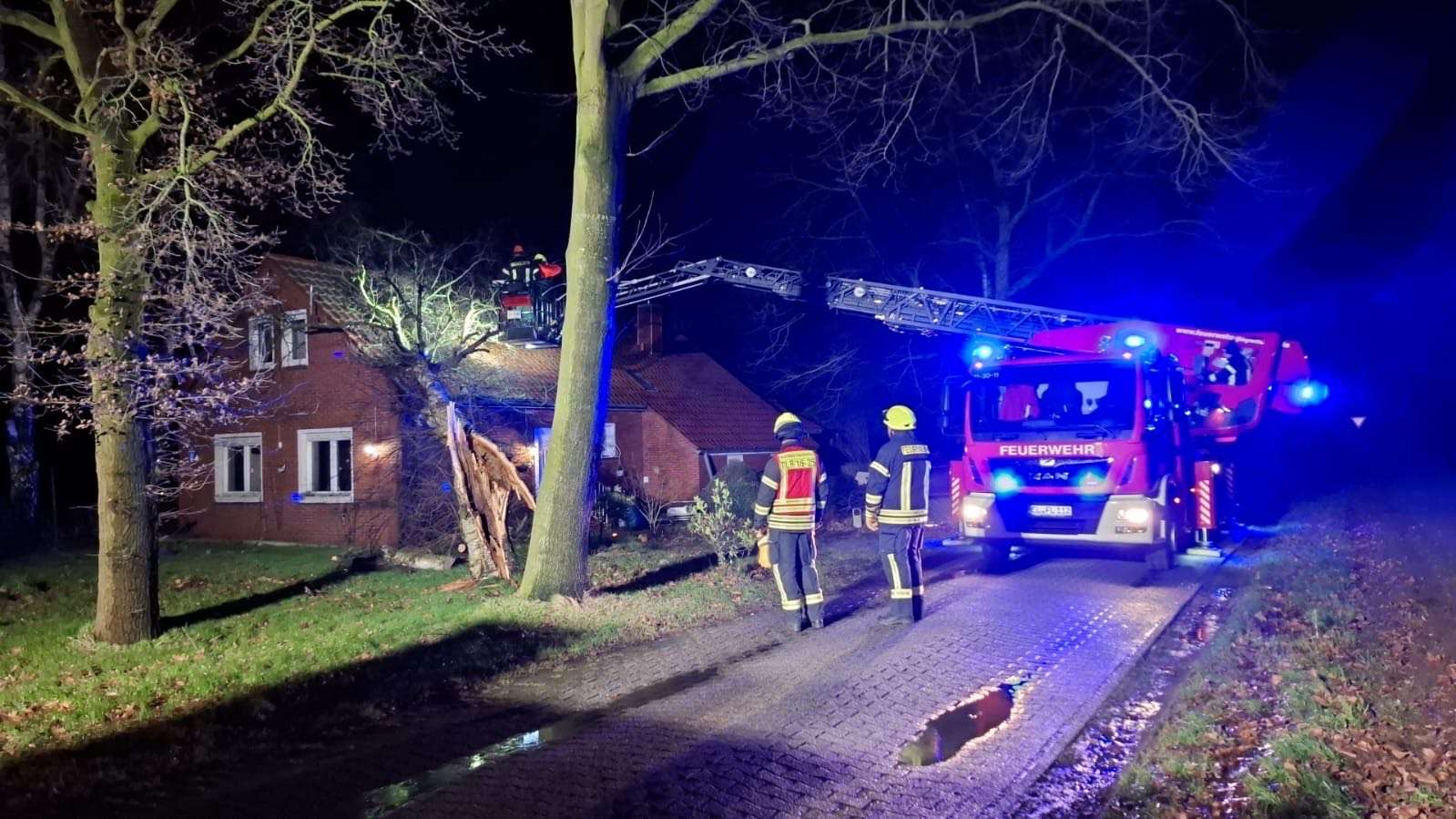 Auch in Papenburg stürzte ein Baum auf ein Wohnhaus. © Stadtfeuerwehr Papenburg