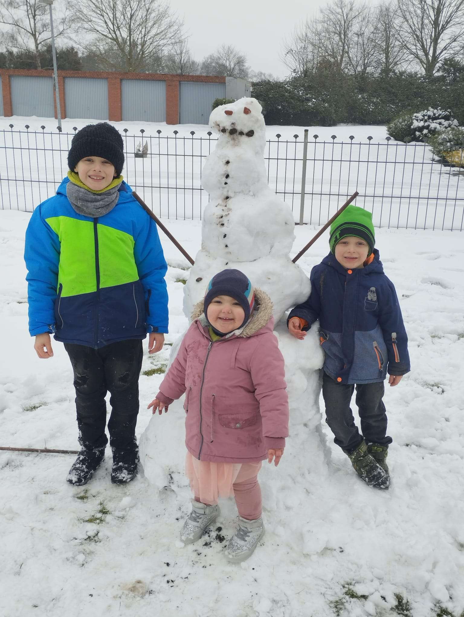 Joel, Fabienne und Leon mit ihrem Schneemann. © Leserfoto: Winterboer