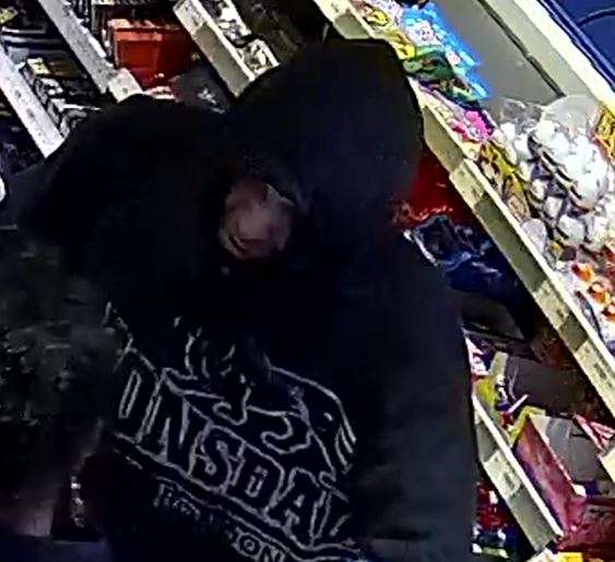 Diese Aufnahme aus einer Überwachungskamera zeigt laut der Polizei den Täter in der Tankstelle an der Emder Straße. © Polizei