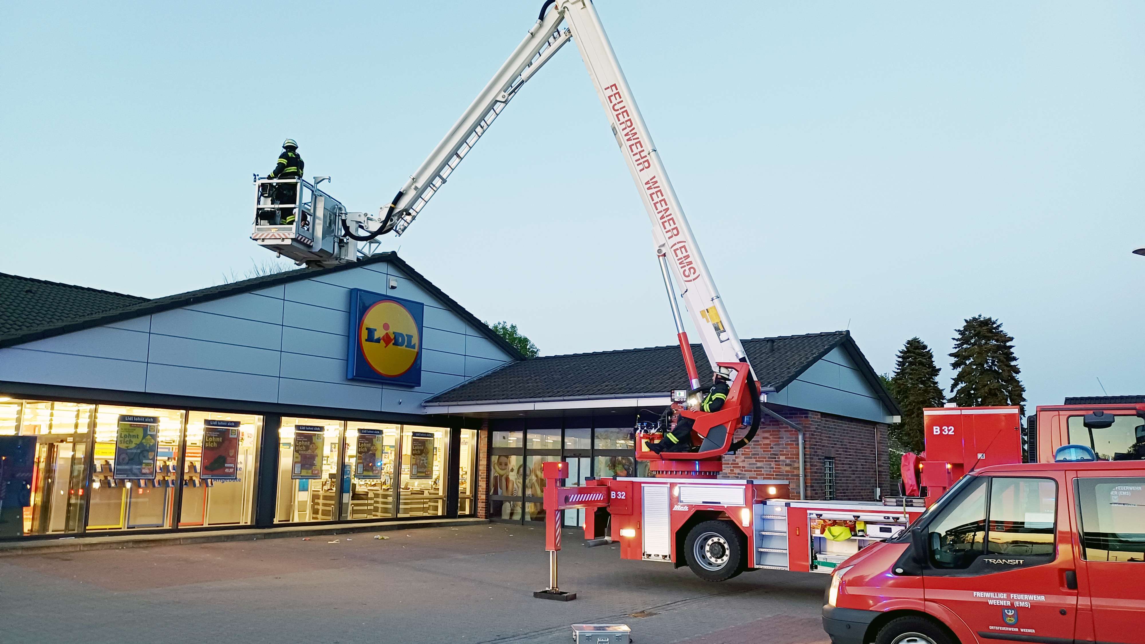 Um jegliche Gefahr auszuschließen, wurde zusätzlich das Dach des Gebäudes mit der Hubrettungsbühne kontrolliert. © Rand (Feuerwehr)