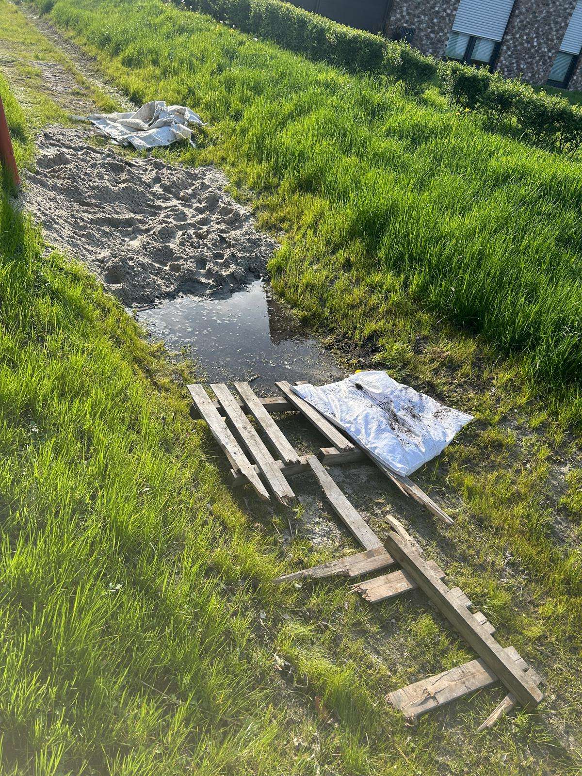 Nach der Sprengung blieb nur ein unscheinbares Wasserloch übrig. © Stadt Leer