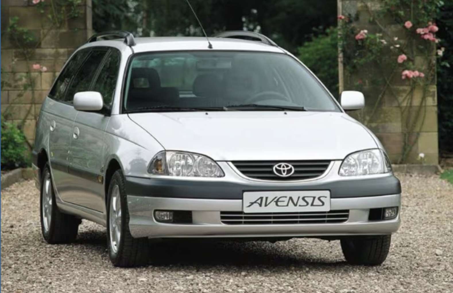 So soll der graue Toyota aussehen, mit dem der Vater und die Kinder unterwegs sein sollen. © Polizei