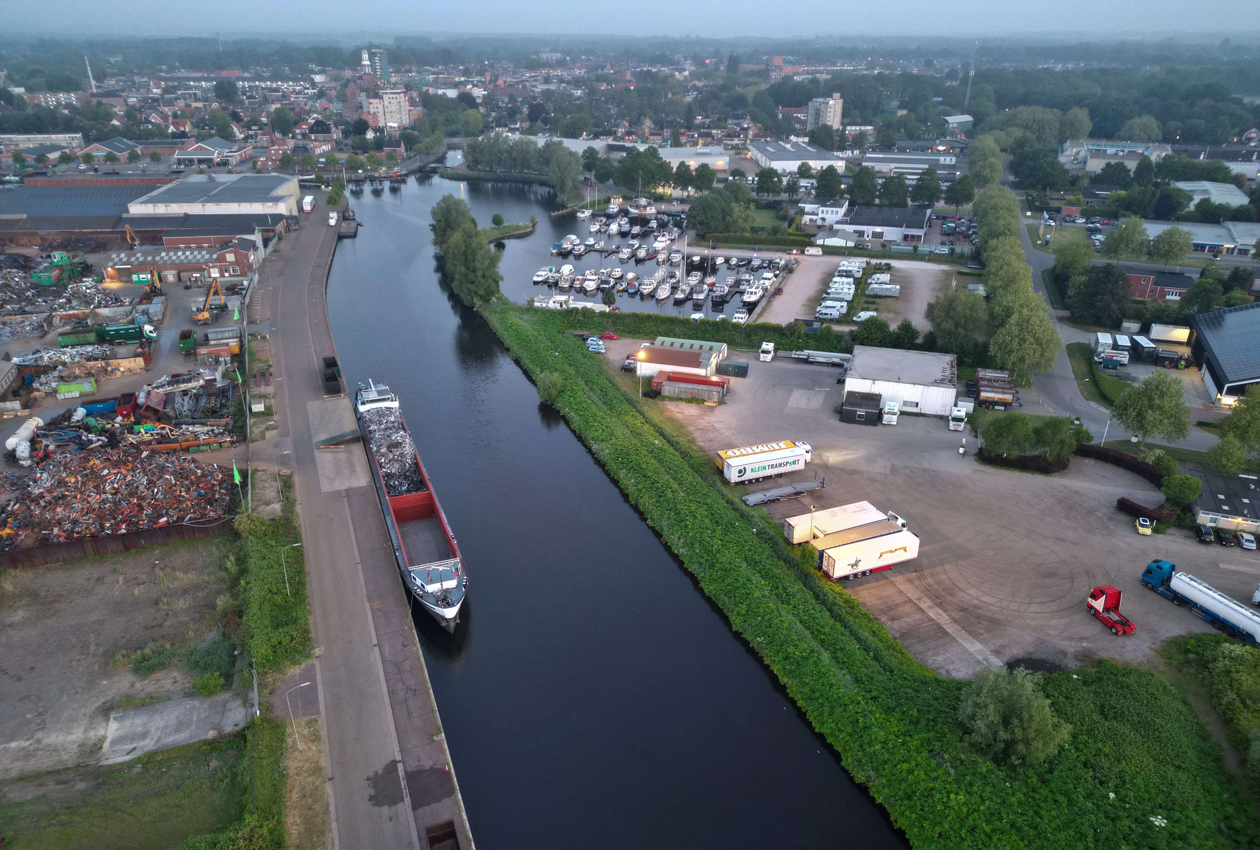 Ein dunkler Wasserfleck auf dem Pier des Hafens (am unteren Bildrand) markiert den Ort, an dem ein Auto nach der Bergung aus dem Hafenbecken abgestellt wurde. © Penning (dpa)