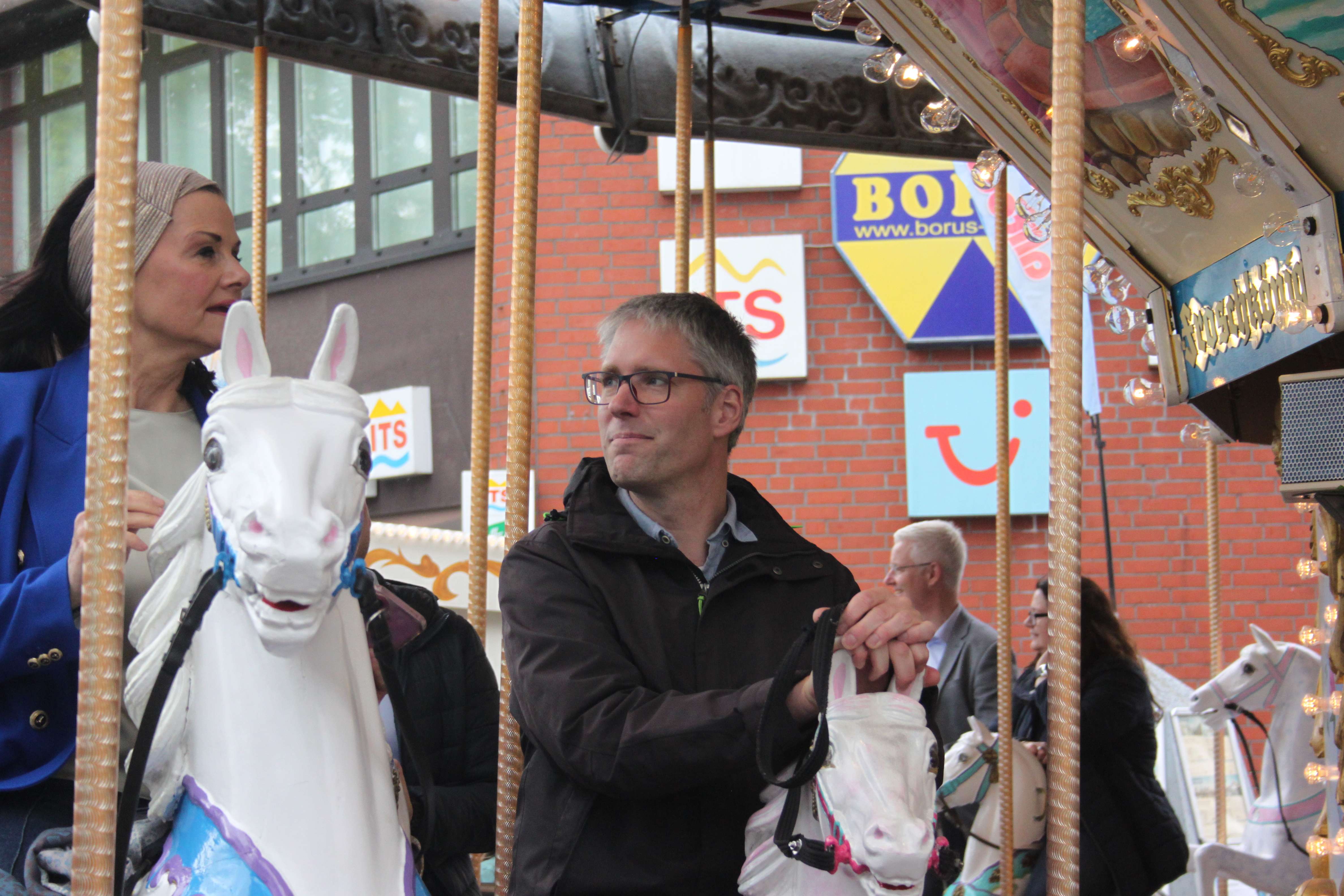 Auch die CDU-Bundestagsabgeordnete Gitta Connemann und Weeners Bürgermeister Heiko Abbas ließen sich eine Fahrt im Pferdekarussell nicht entgehen. © Busemann