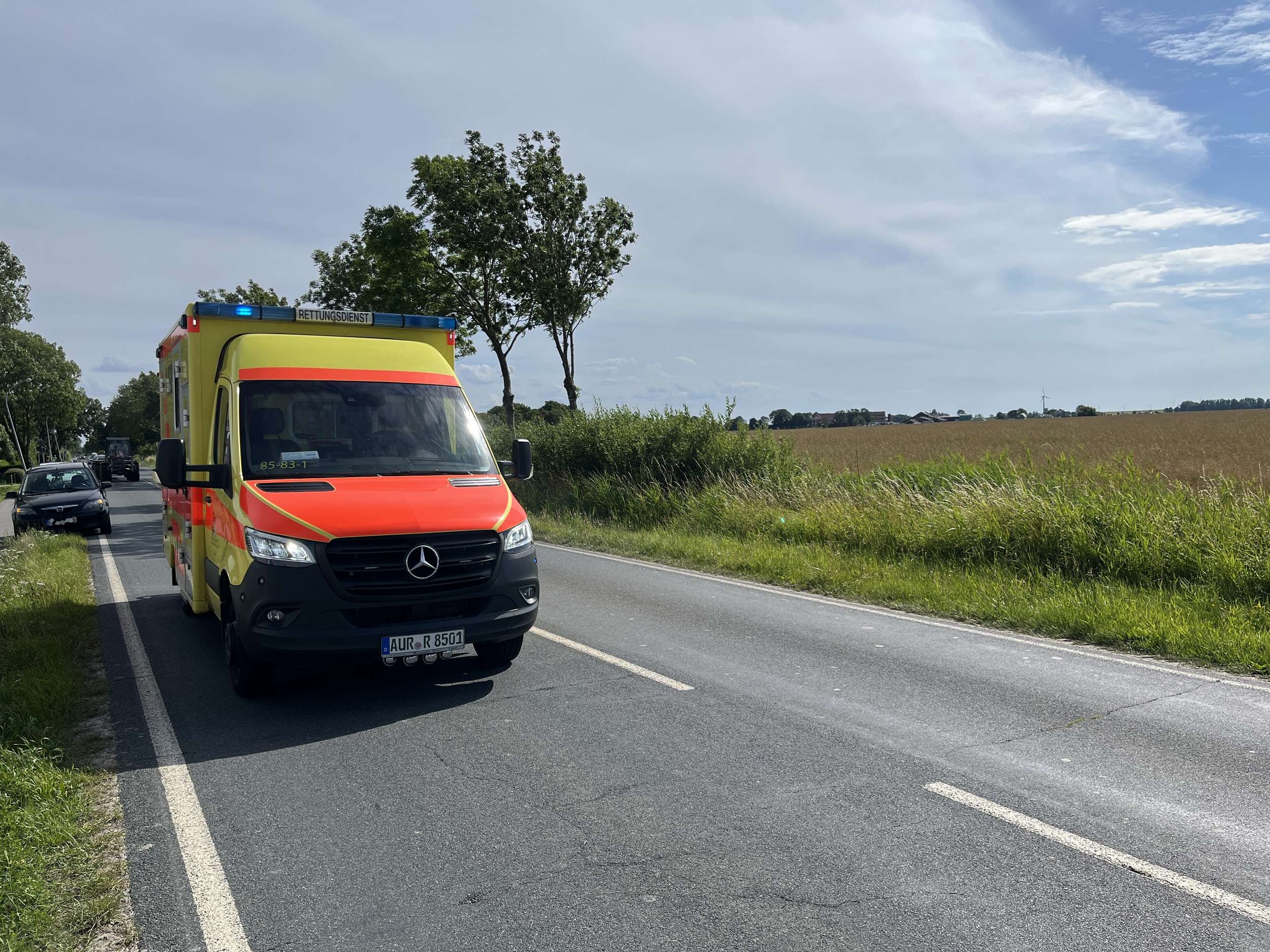 Nach ihrer Rettung wurde die Verunglückte durch den Rettungsdienst medizinisch untersucht. Sie verblieb anschließend vor Ort. © Feuerwehr Krummhörn