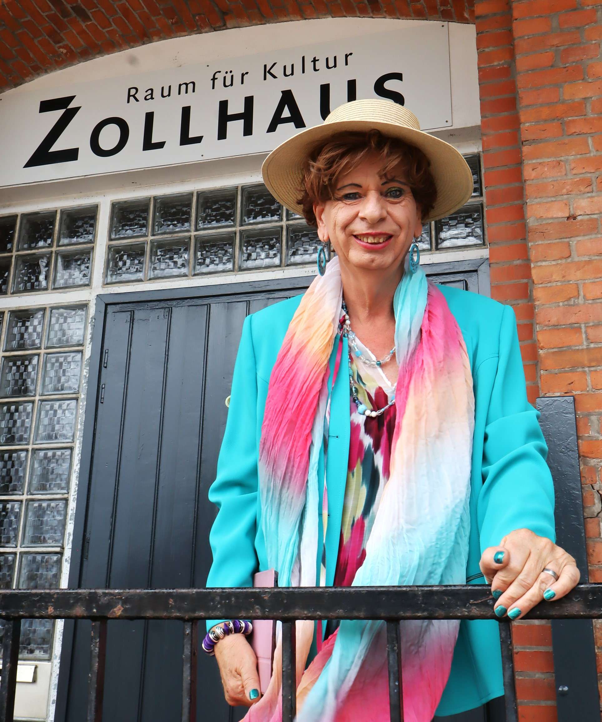 Sängerin Katja Zwezerijnen aus Weener performte auf der Kundgebung  © Ammermann