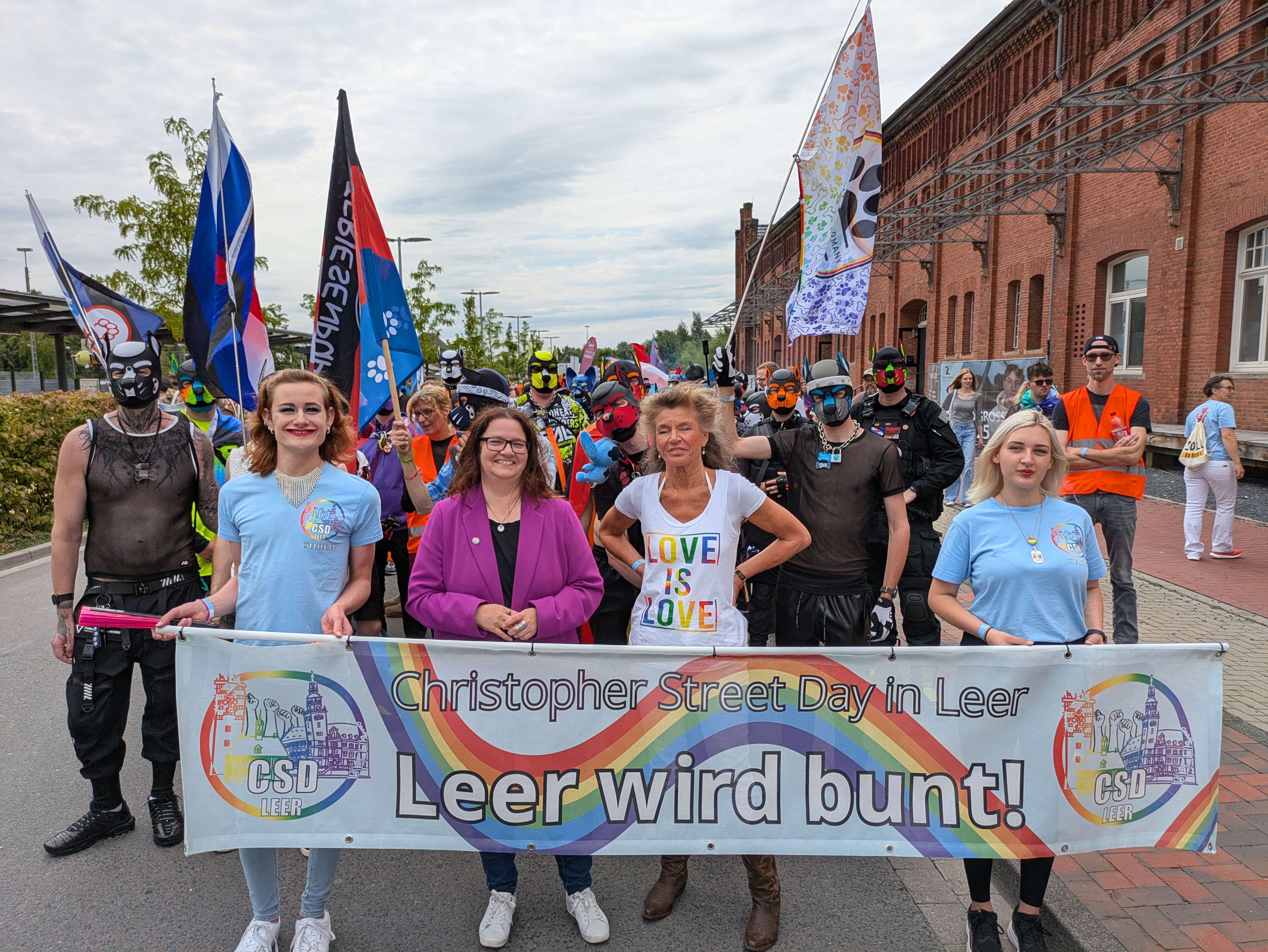 Auch die SPD-Bundestagsabgeordnete Anja Troff-Schaffarzyk (Dritte von links) nahm am Christopher-Street-Day in Leer teil und zeigte ihre Unterstützung. © Szyska