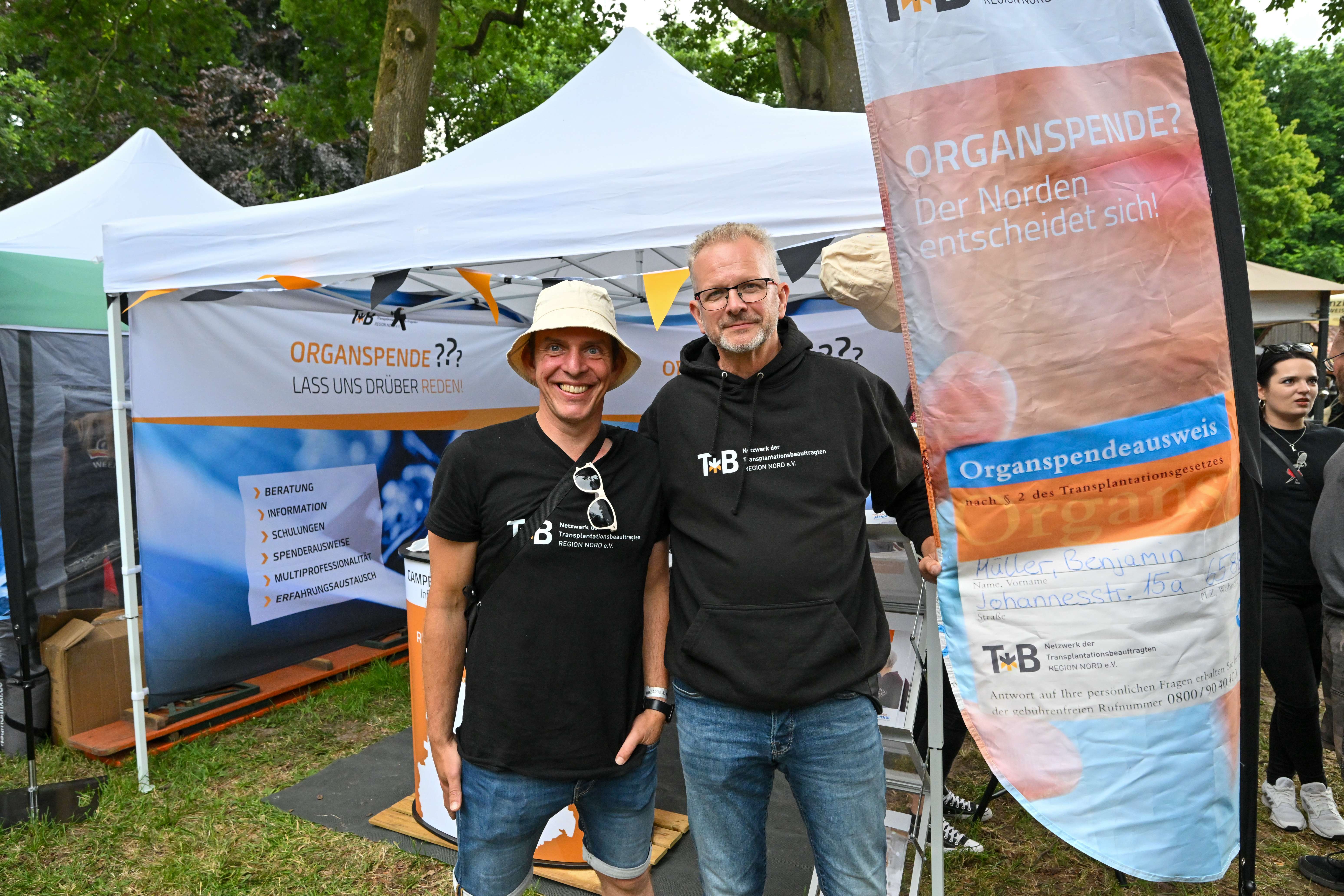 Heimspiel für den gebürtigen Markus Gerke (links) aus Stapelmoor. Er und sein Kollege Thomas Krex sind Transplantationbeauftragte vom Klinikum Oldenburg und warben auf dem Festival für Organspende - mit Erfolg © Bruins