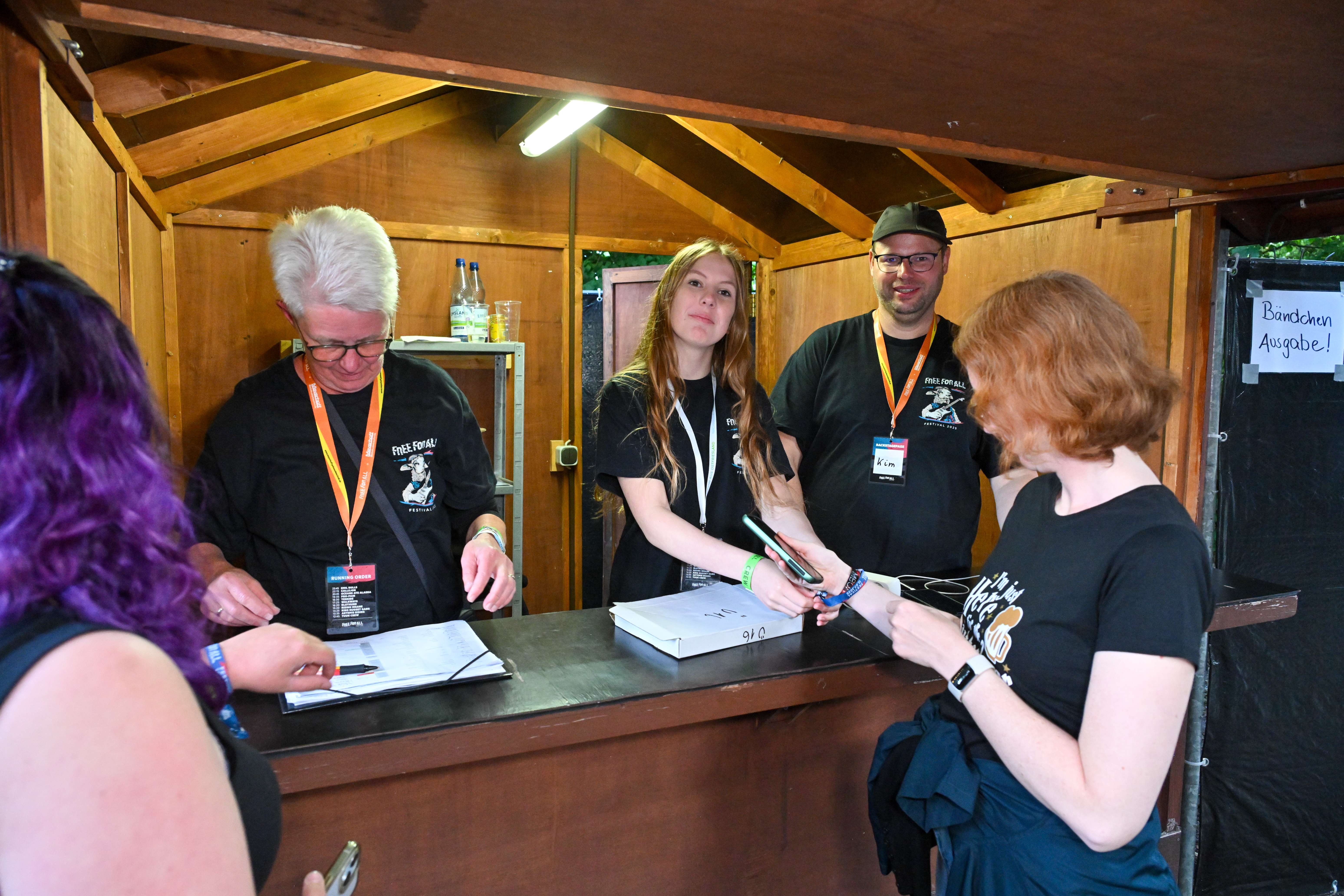 Am Eingang wurden die Bändchen ausgegeben. © Bruins