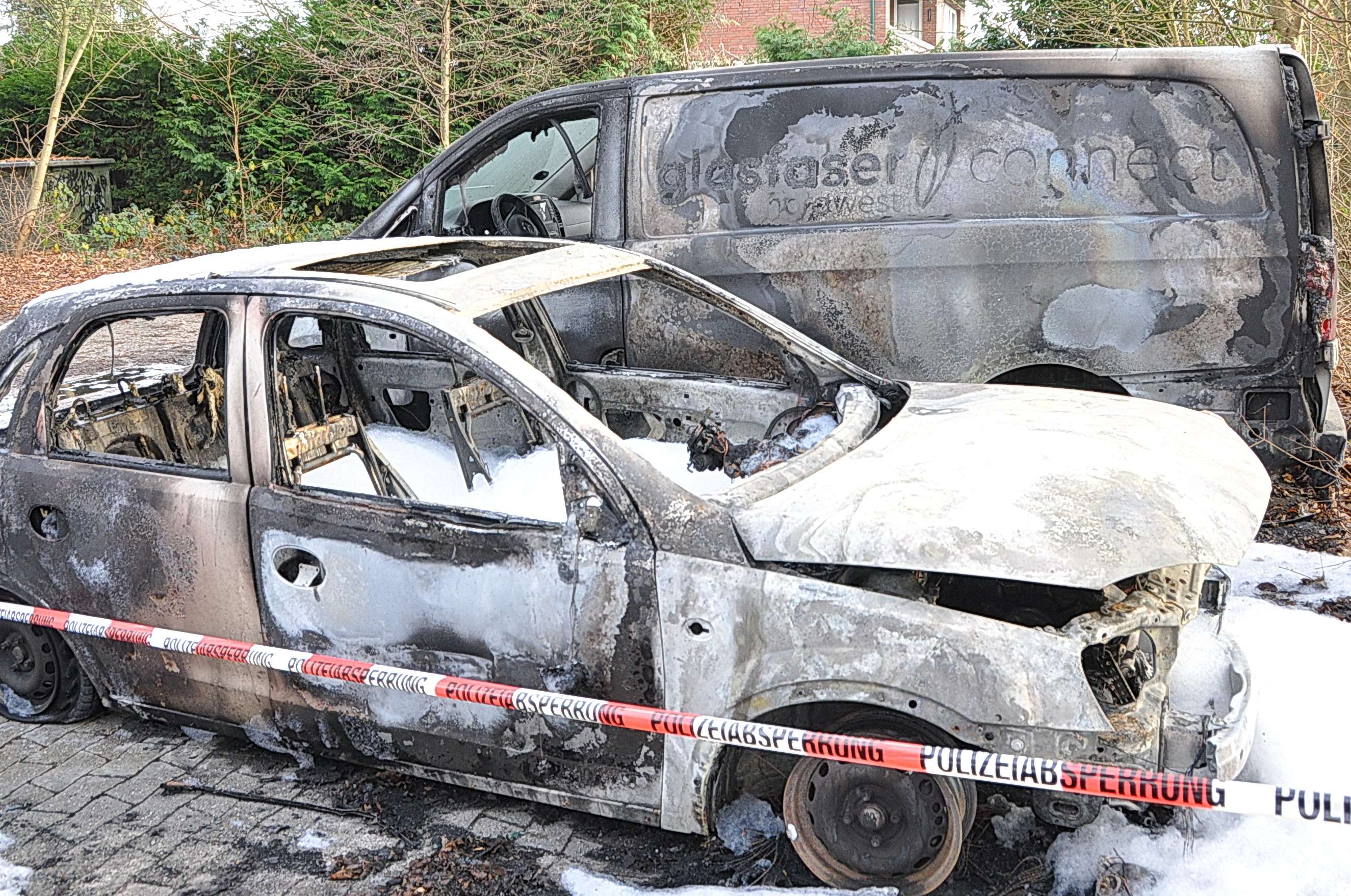 Von den beiden Fahrzeugen blieben nur verkohlte Trümmerhaufen übrig. © Wolters