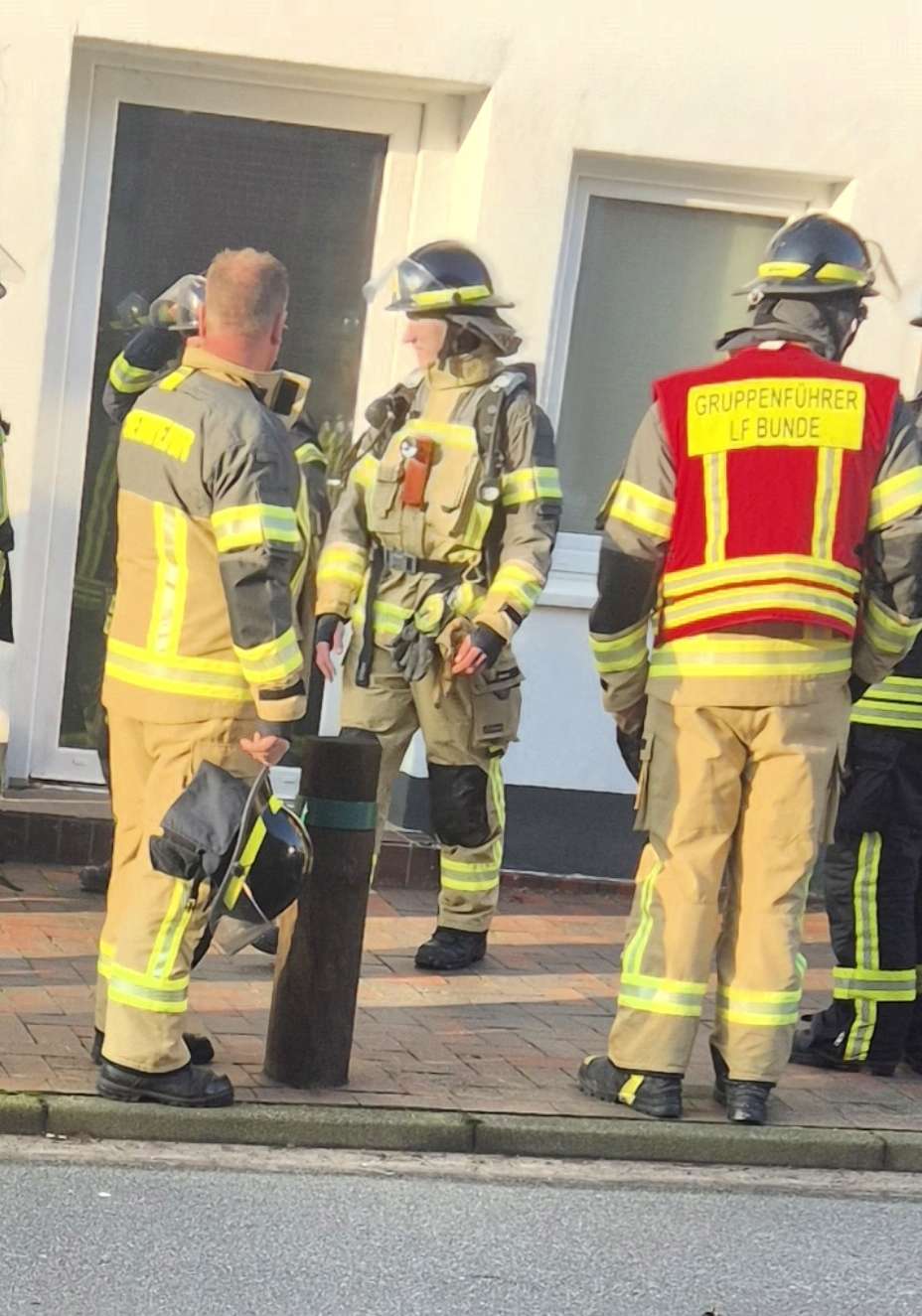 Um sicherzustellen, dass keine Gefahr besteht, entschied sich der Einsatzleiter dennoch, einen Zugang zur Wohnung zu schaffen. © Iwanoff (Feuerwehr Bunde)