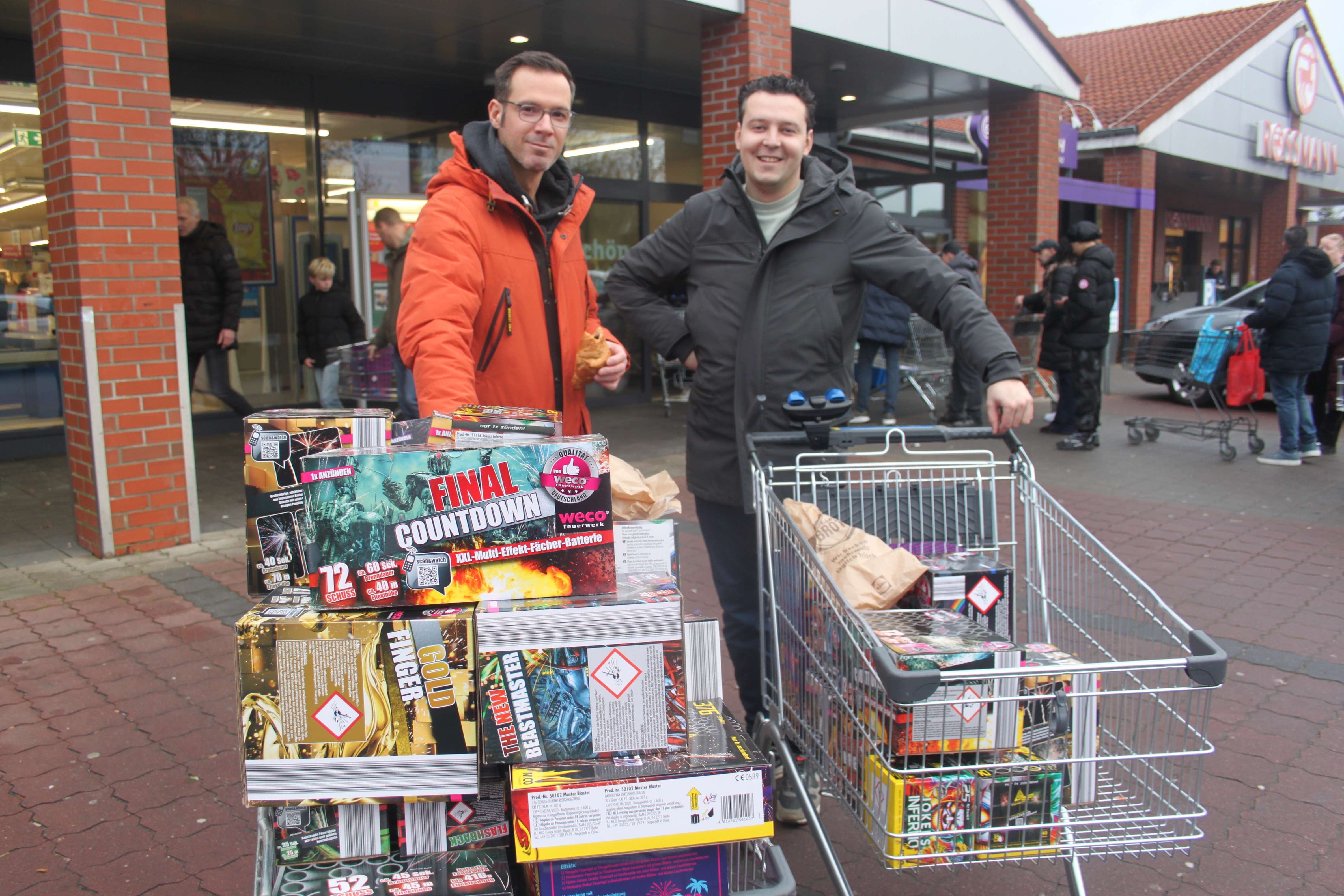 Auch diese beiden Niederländer füllten ihren Einkaufswagen mit Böllern. © Busemann