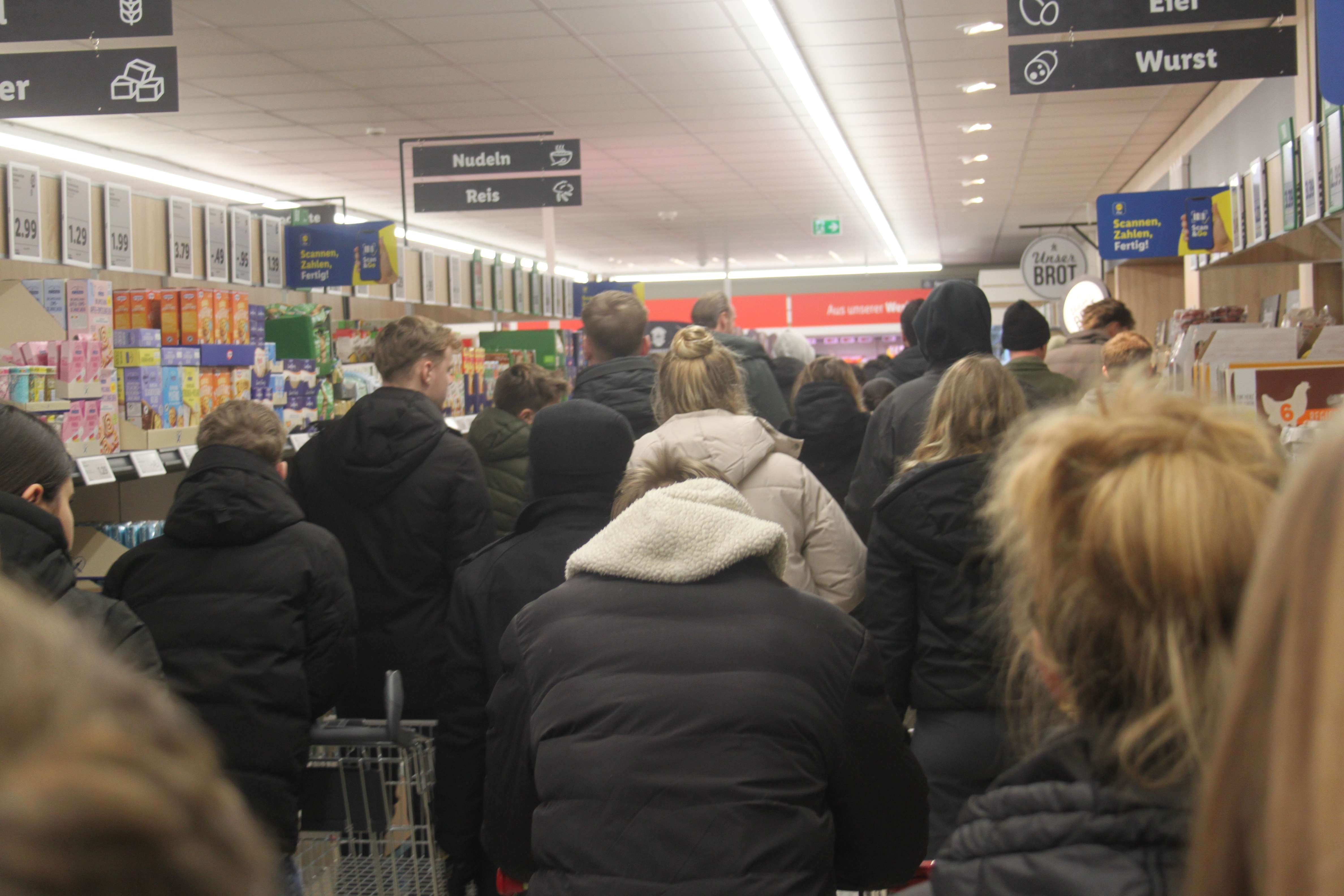 Dichtes Gedränge im Lidl-Markt. © Busemann