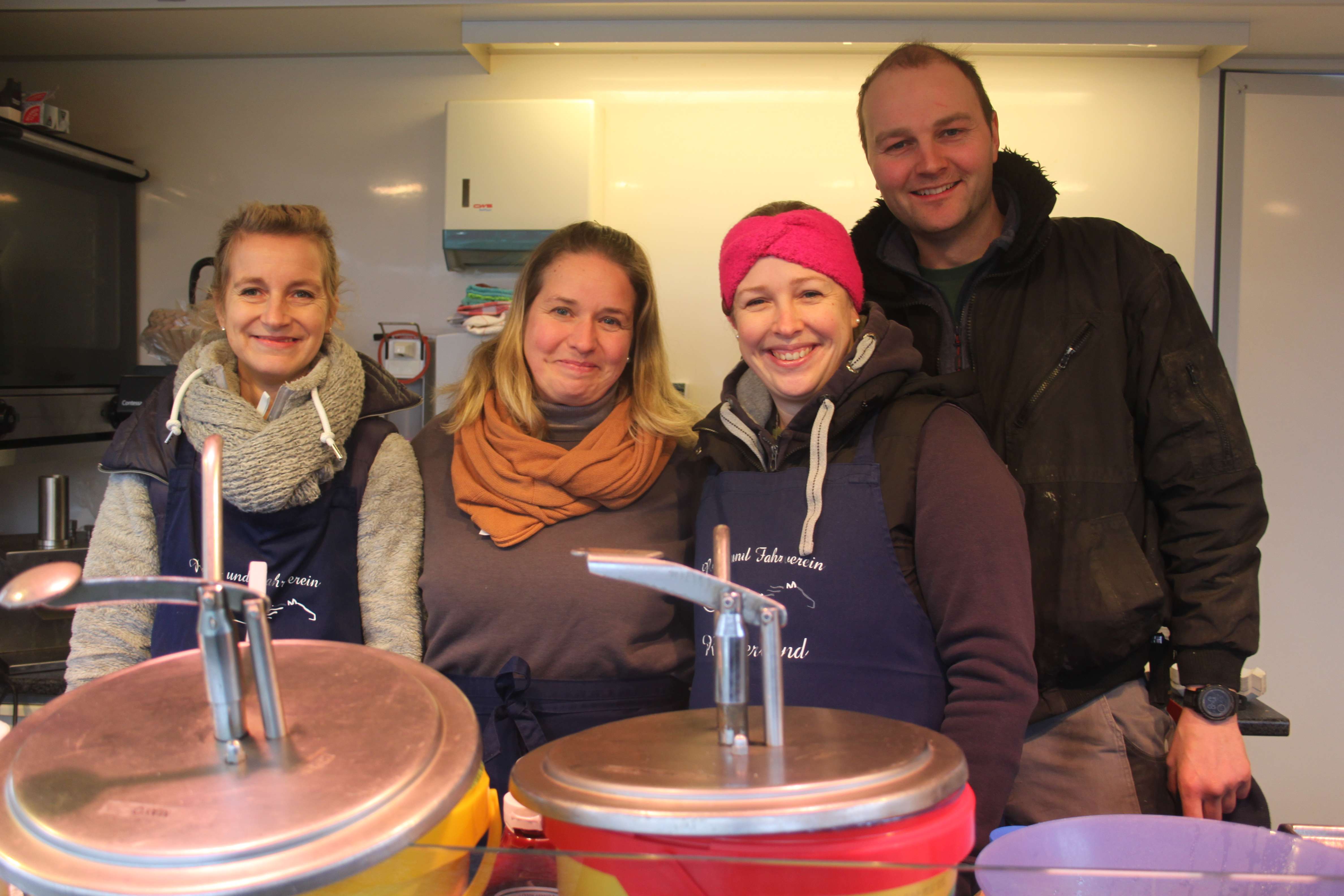 Am Stand des Reit- und Fahrverein Rheiderland gab es Pommes, Kaffee und Co. Das Foto zeigt (von links) Sandra Rand, Mareike Klüver, Edda Smit und Wilko Sonnenberg. © Busemann