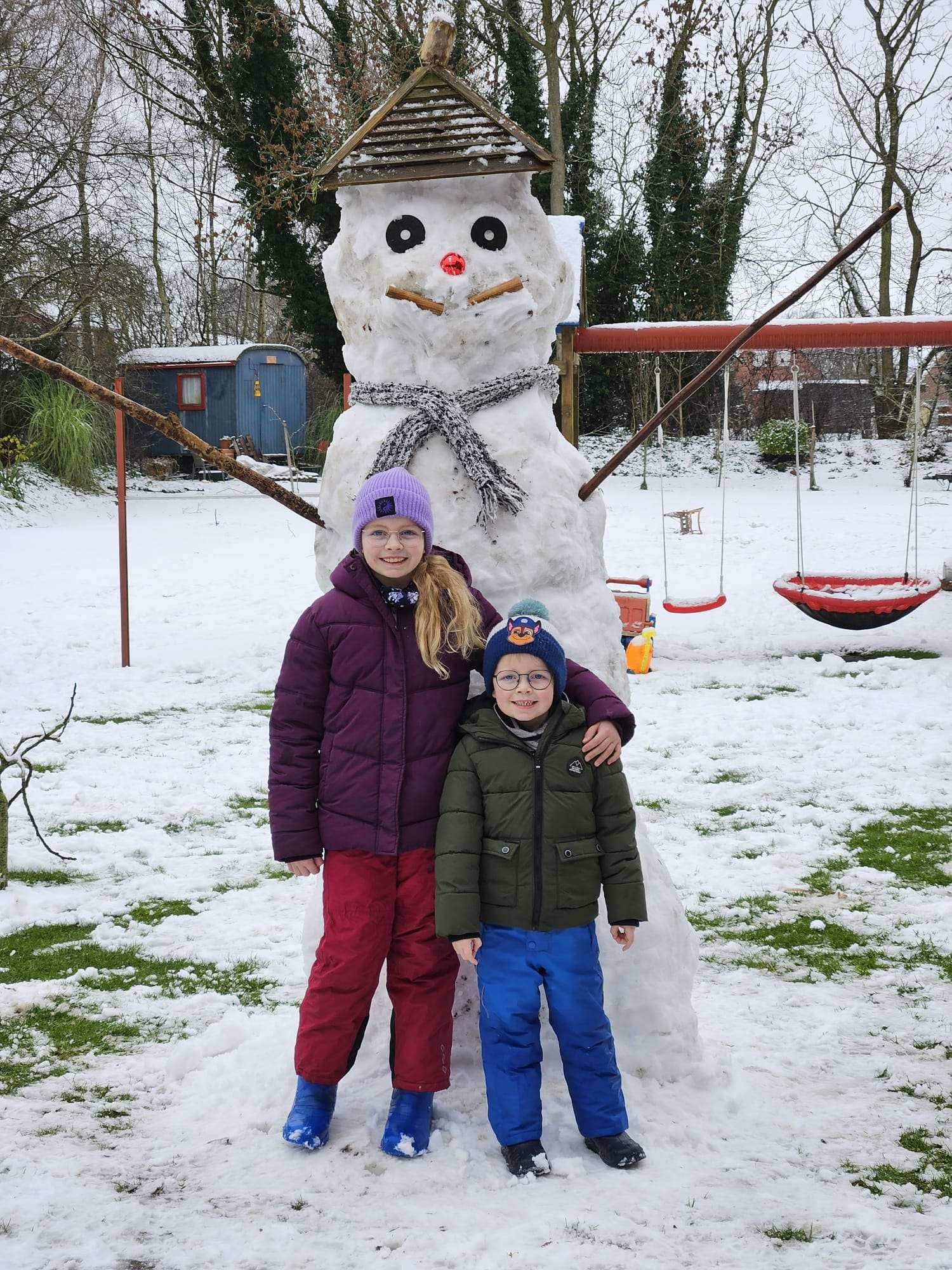 Diesen stattlichen Schneemann haben Jonas und Lara aus Holthuserheide gebaut. © privat