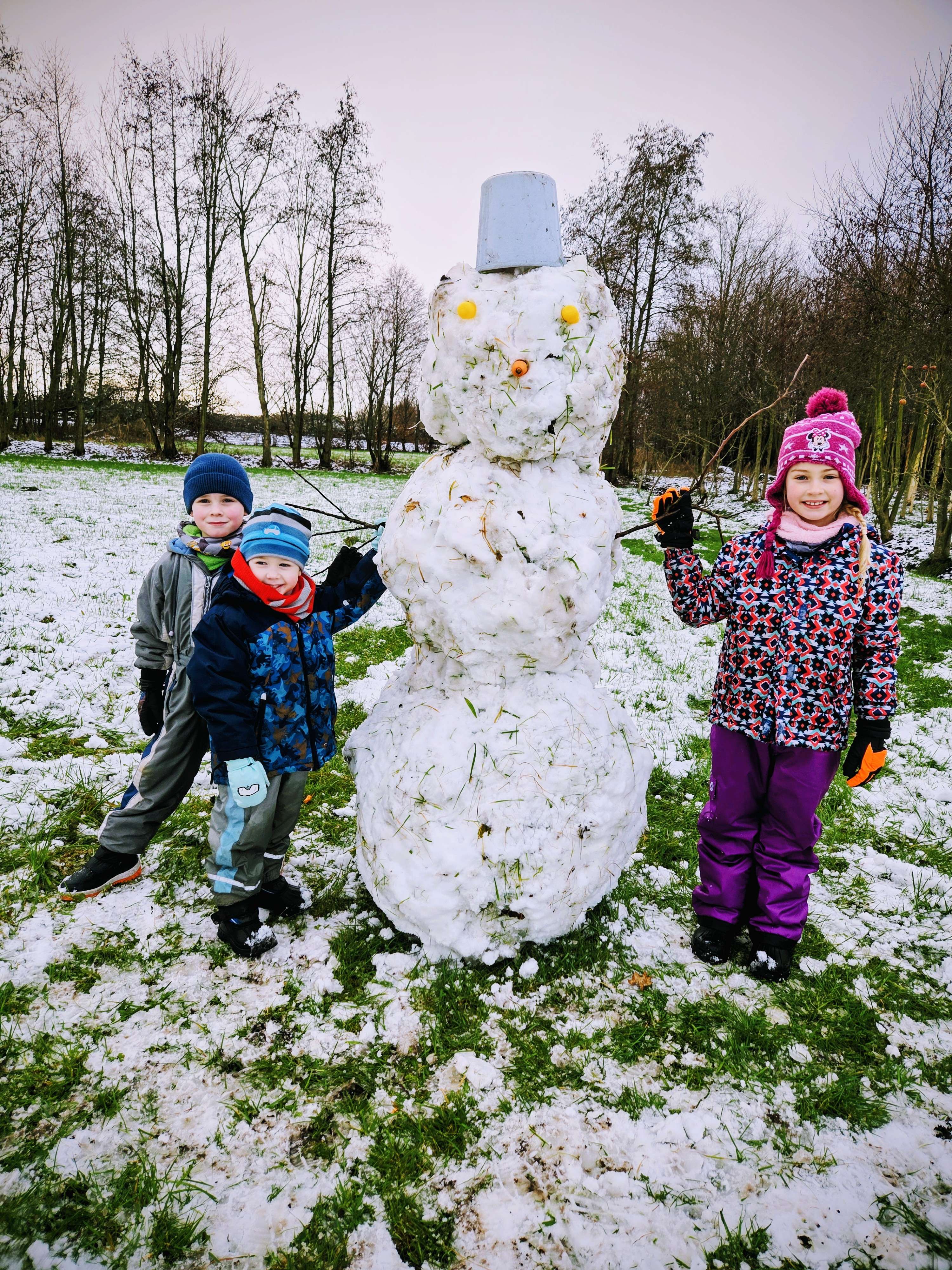 In Beschotenweg haben sich Linah (8), Lukas (6) und Lüko (4) heute sehr über den Schnee gefreut. Natürlich musste auch ein großer Schnee(matsch)mann gebaut werden.
© privat