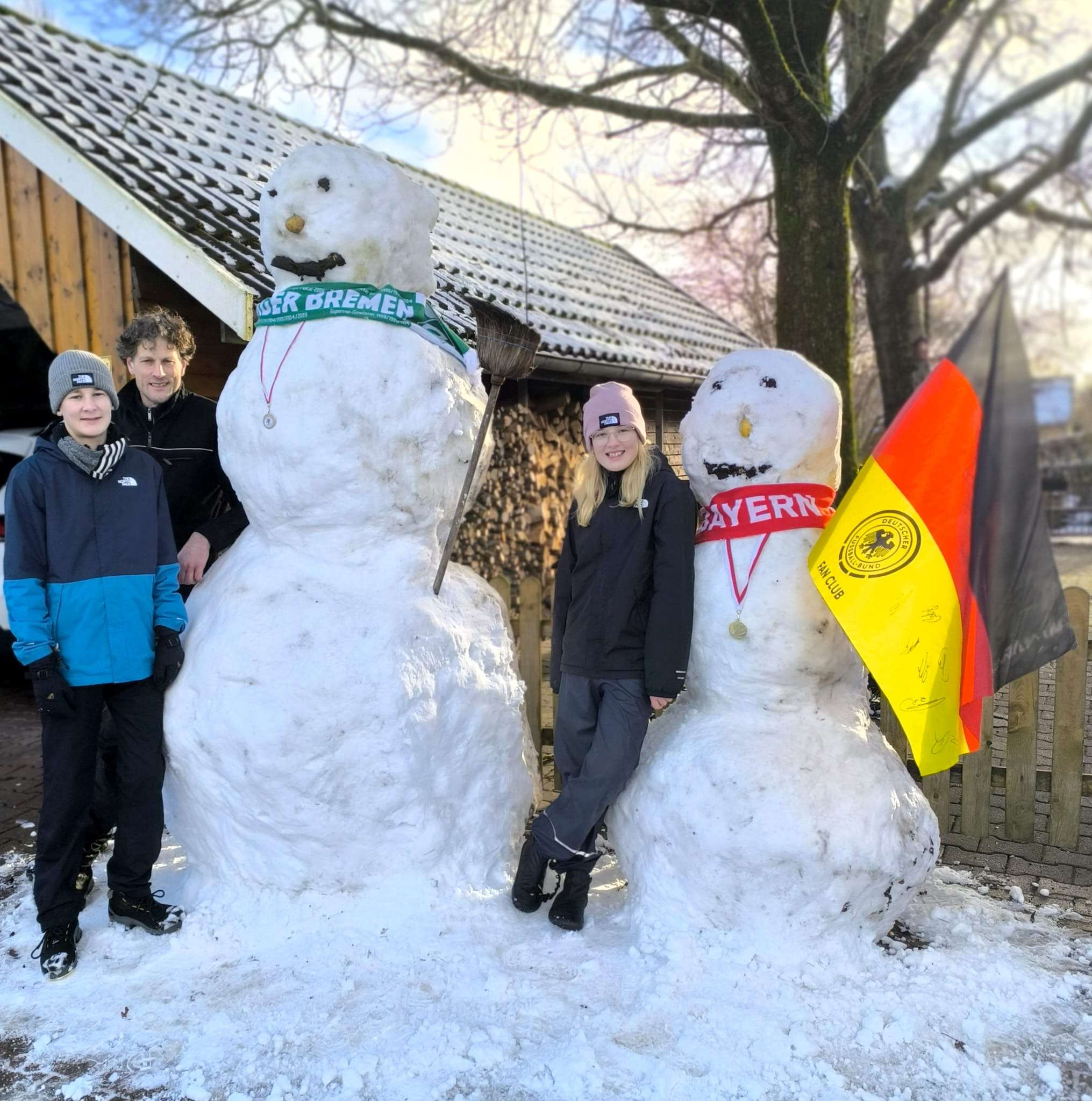 Auch Familie Roelfsema-Martini in Dielerheide war aktiv. Der Nachbar unterstützte den Schneemann-Bau mit Muskelkraft. Über eine Rampe wurde die mittlere Kugel mit vereinten Kräften an ihren Platz gerollt. © privat